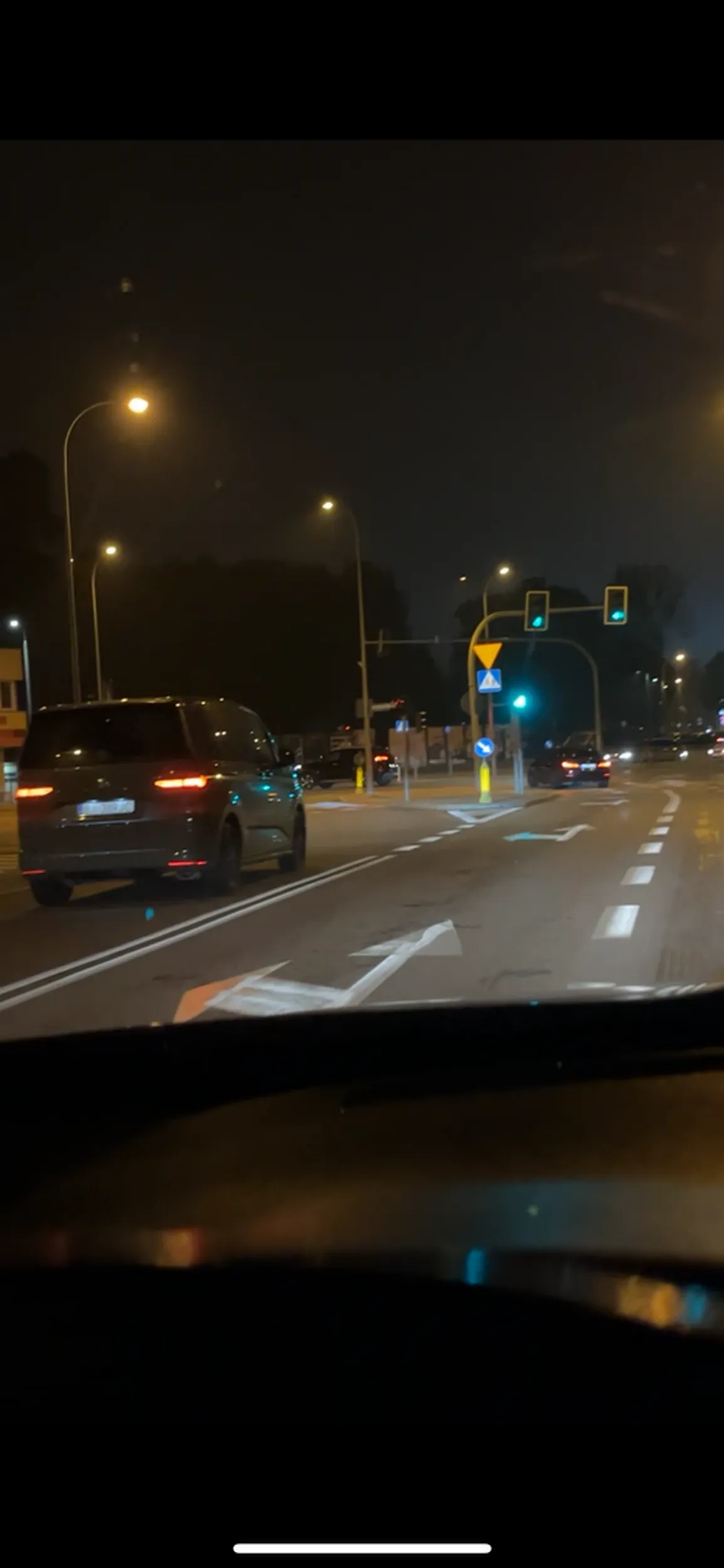 Najpierw zajechała drogę w uliczce między blokami a potem leciała pod prąd na światłach? Zabrać prawko jak najszybciej