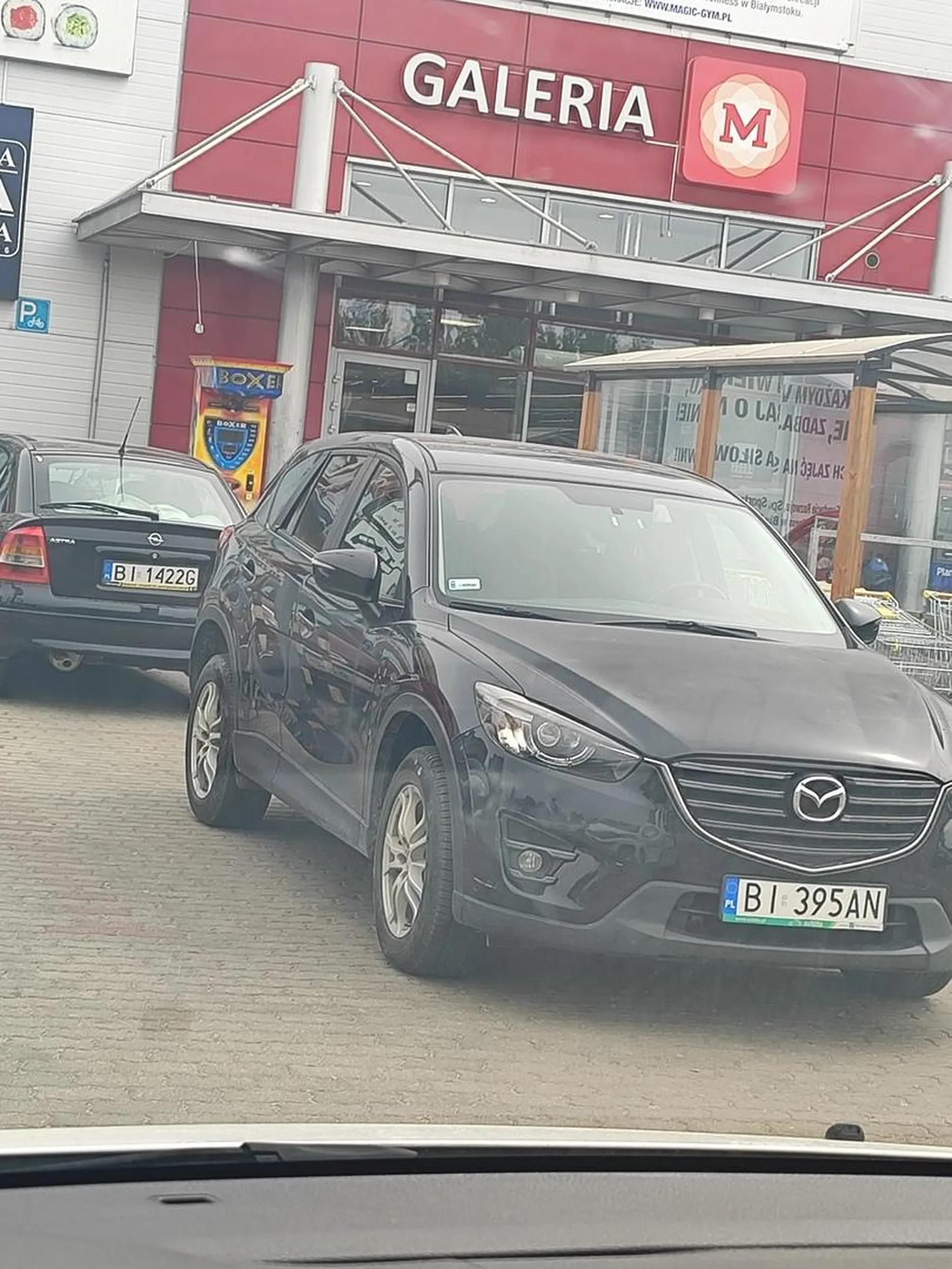 Nie dość że nie w liniach to jeszcze wystaje pół metra po za prostokąt