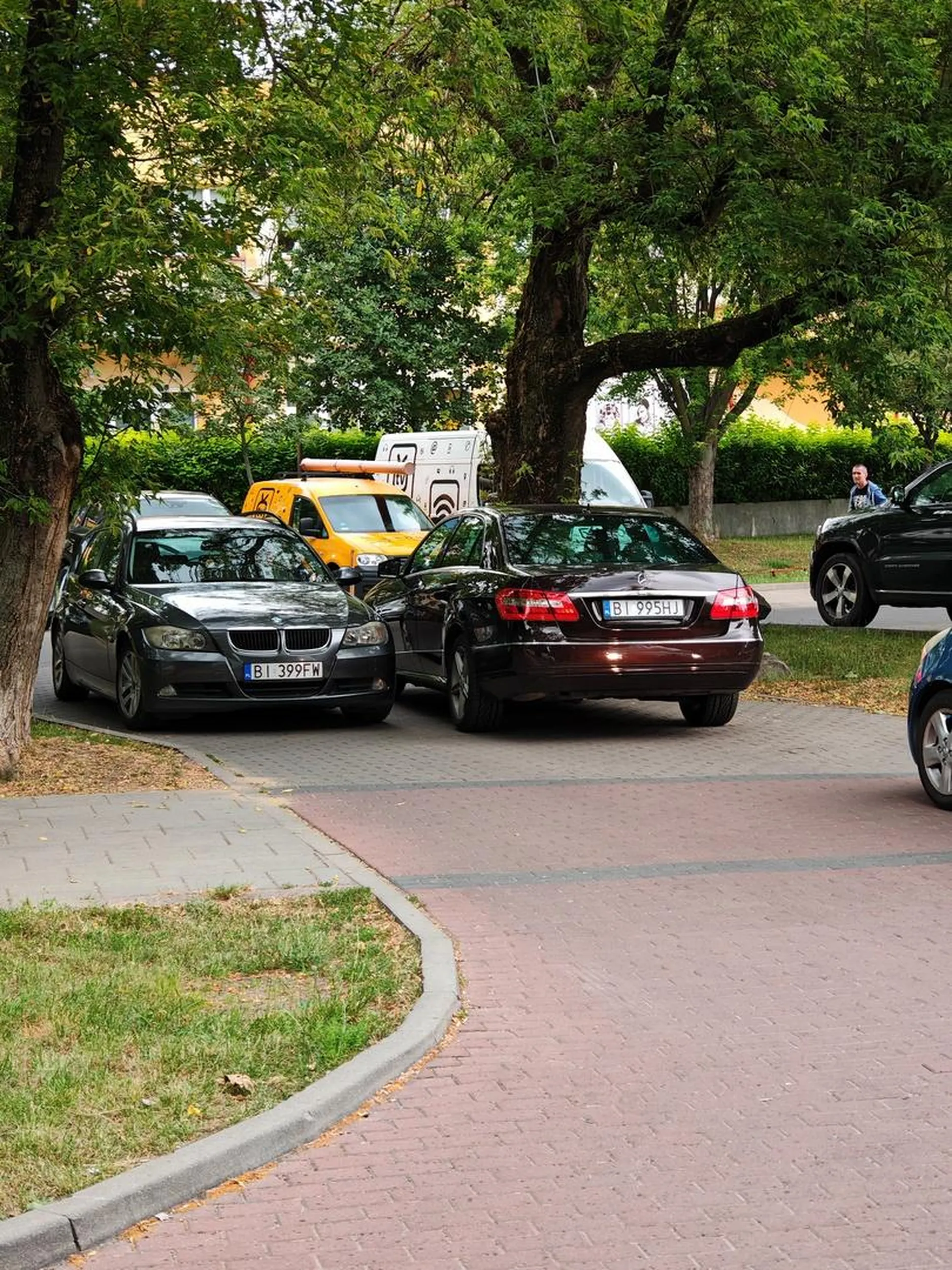Kierowca o Łysej głowie i braku mózgu blokuje wyjazd z parkingu.