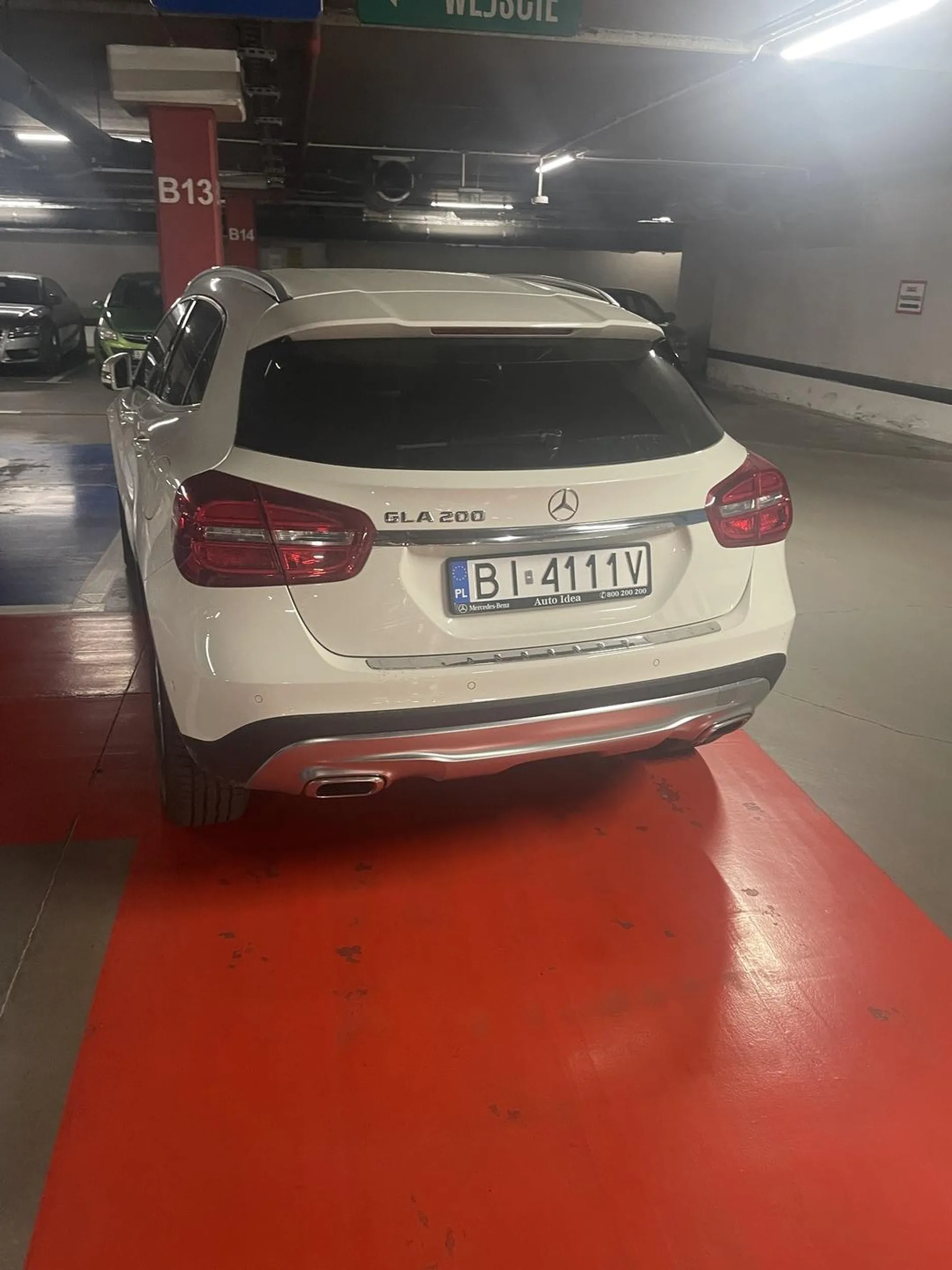 Kierowca samochodu Mercedes zaparkował jak pijany