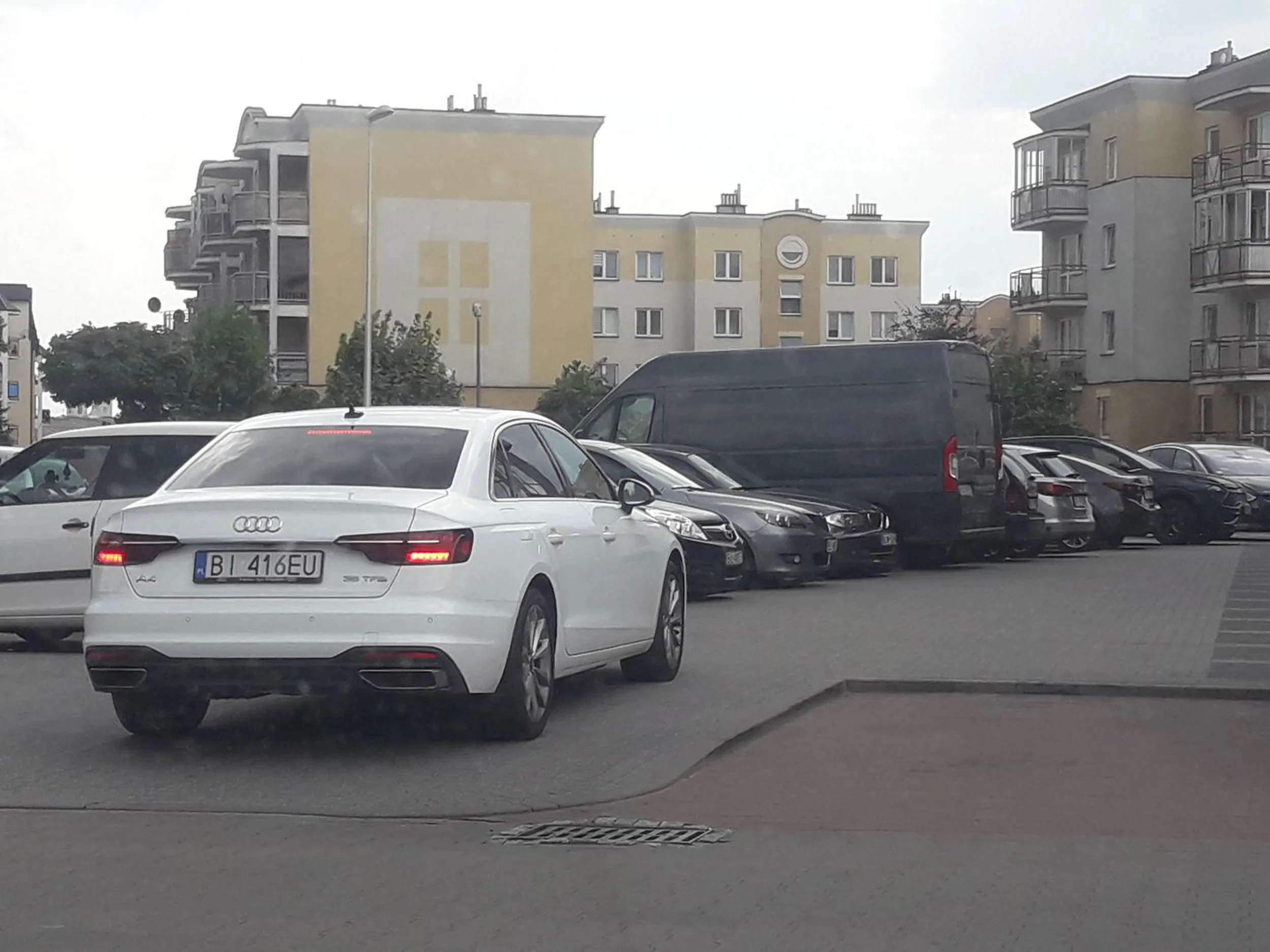 Zdjęcie zrobione w Łomży, pod biedronką. Paniusia w okularkach z noskiem w górze. Ujęcie udowadnia, że neandertalczycy istnieją, jeżdżą marką BMW i Audi