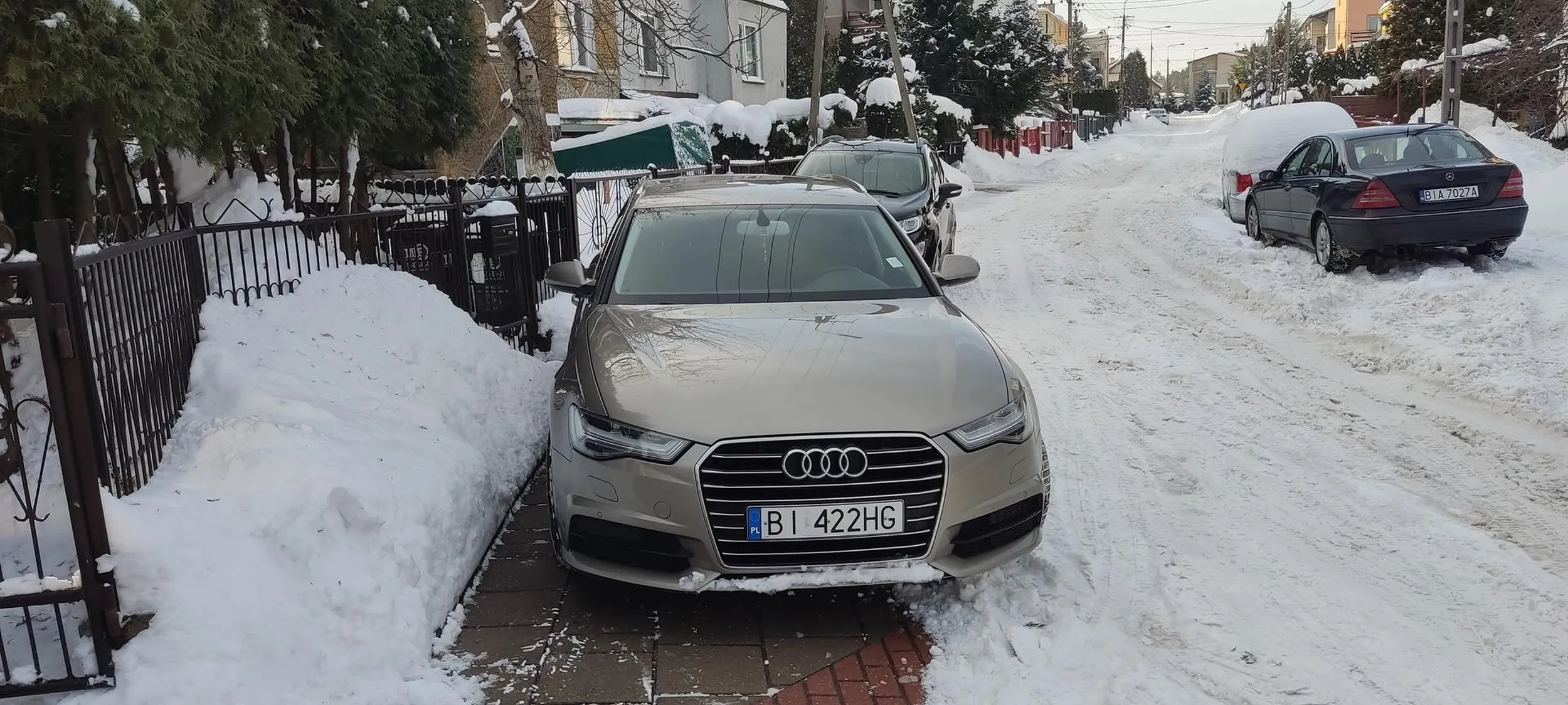 Parkowanie na całej szerokości chodnika