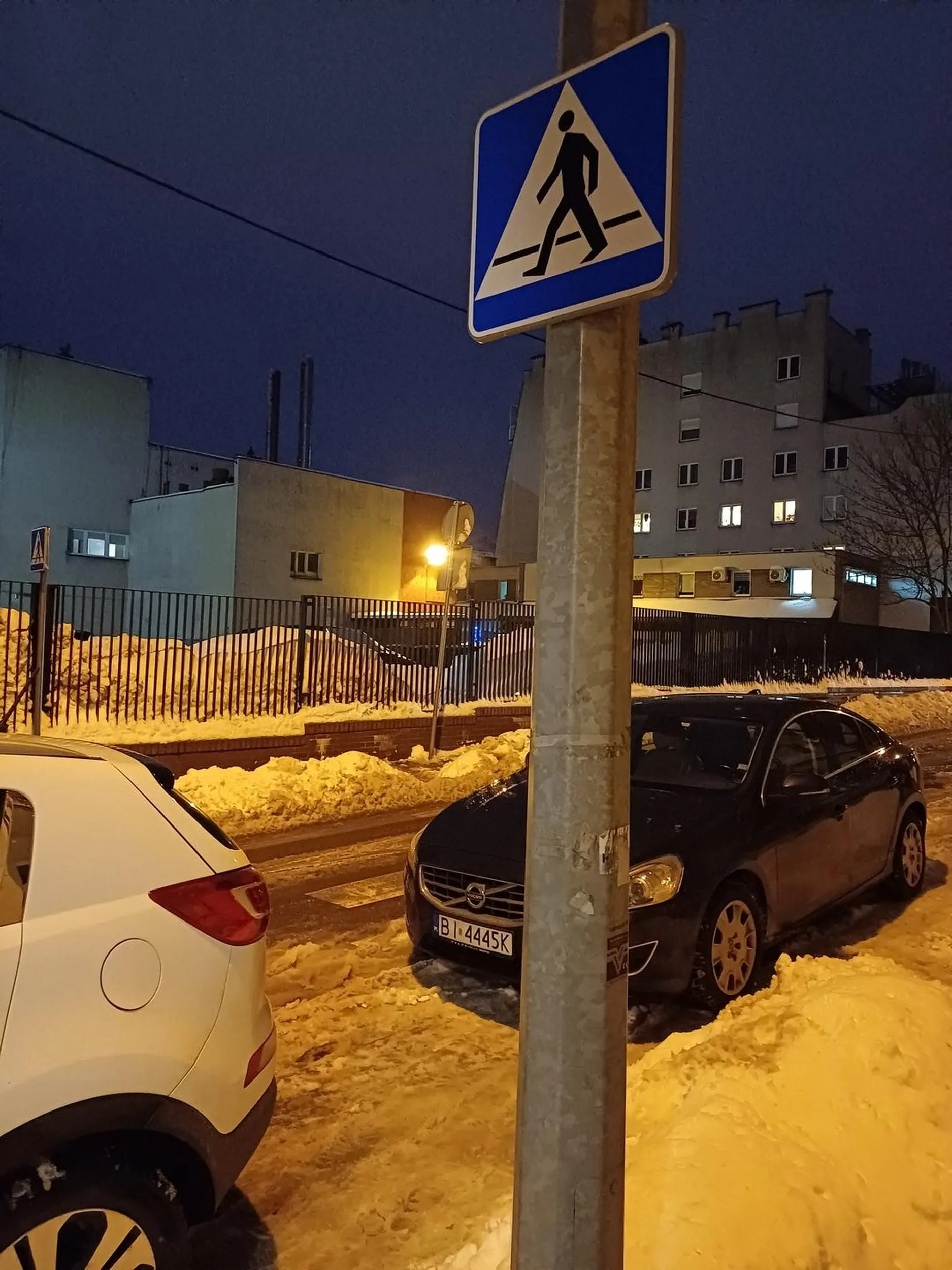 Brawo za parkowanie na przejściu dla pieszych,gdy obok sporo miejsc wolnych.