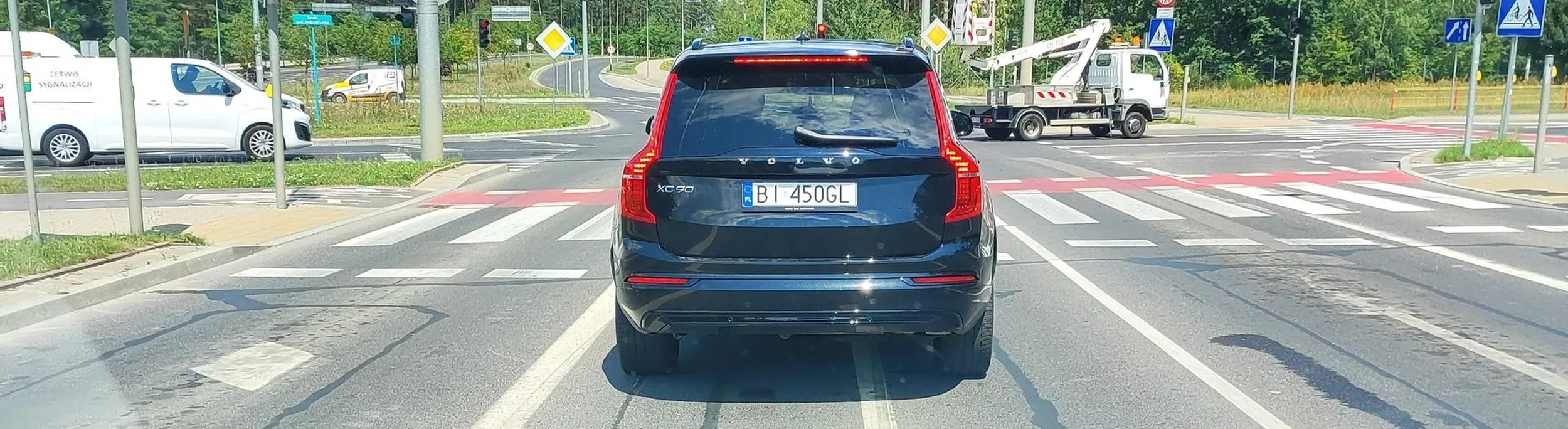 Jeździ środkiem drogi nie daje się wyprzedzić