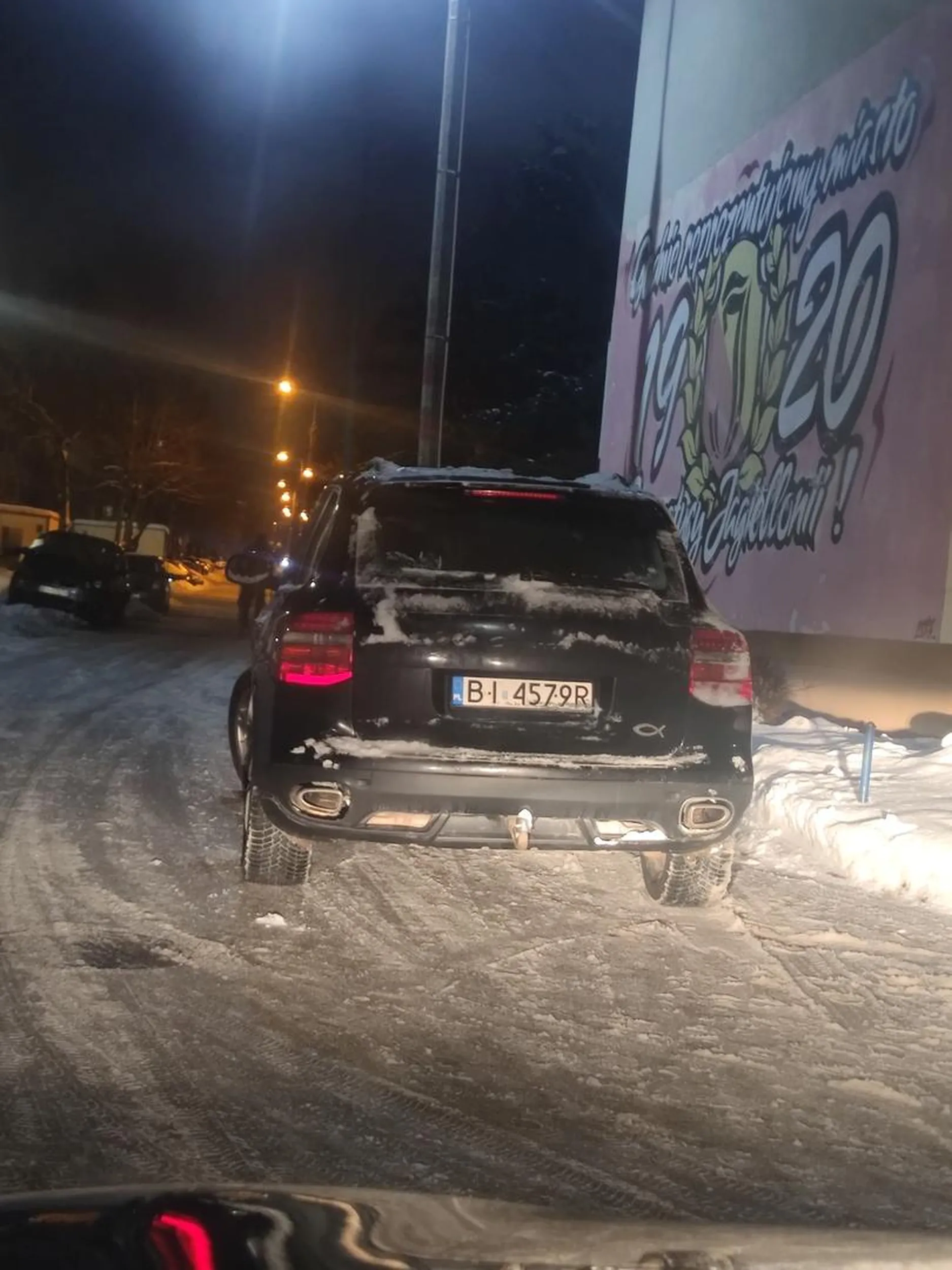 Stanie i zablokuje drogę węższą przez śnieg