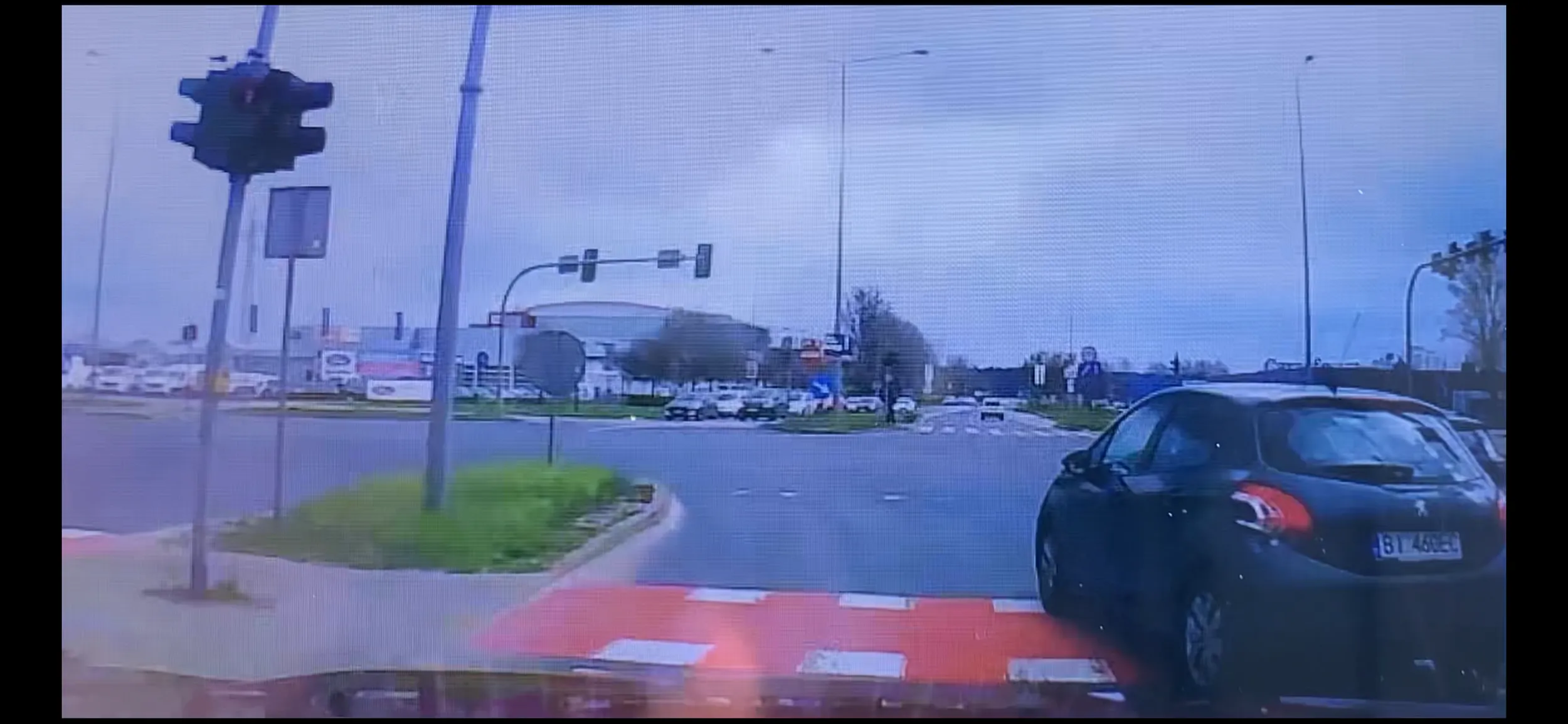 Naucz się chłopie jeździć! Tym bardziej, że nawet w lewo nie skręcałeś tylko prosto jechałeś! Gdyby nie refleks i dobre hamulce nie byłoby tak dobrze. Toruń - skrzyżowanie obok Carrefour