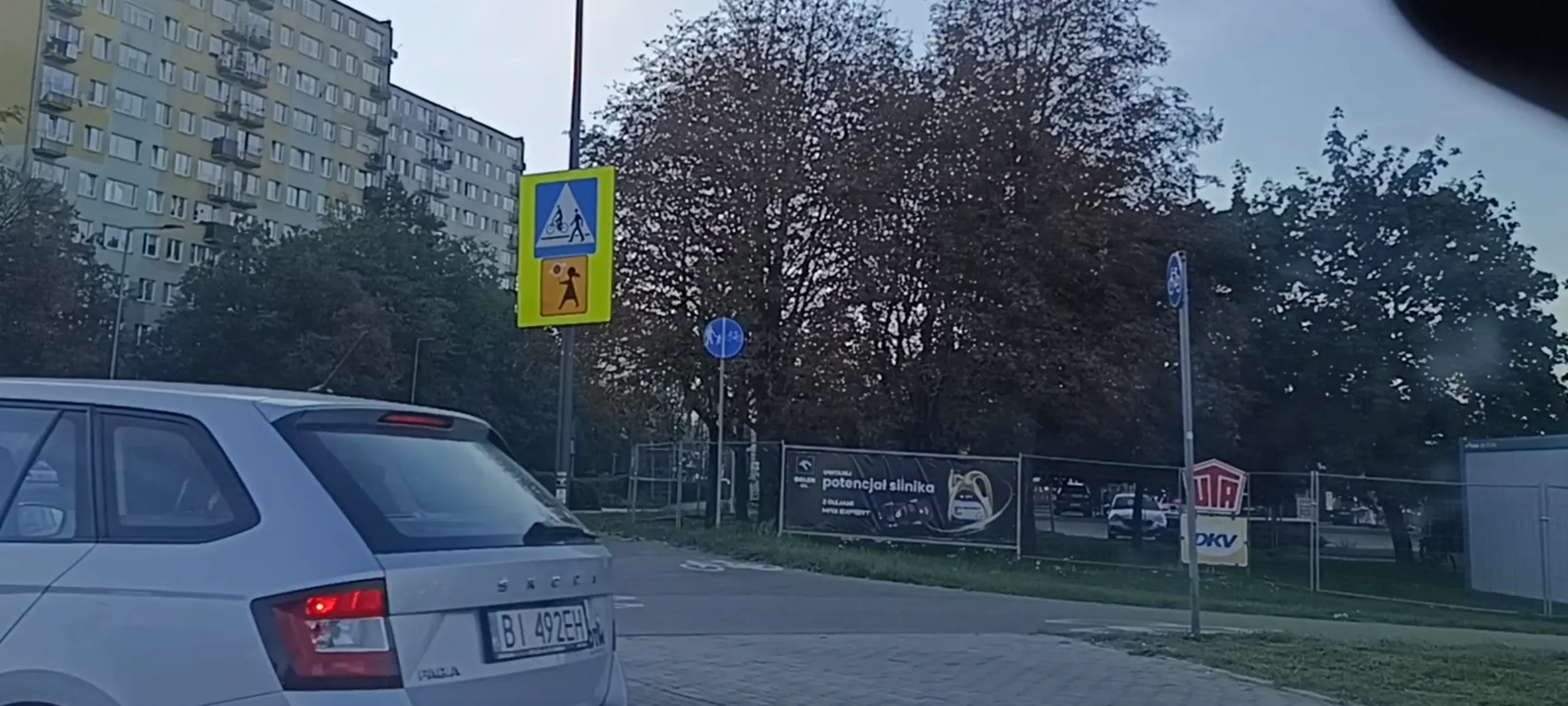 Babszczur wbija się na rondo w Warszawie z impetem bez hamowania i wymuszając pierwszeństwo przejazdu na rondzie i prawie doszło do wypadku.