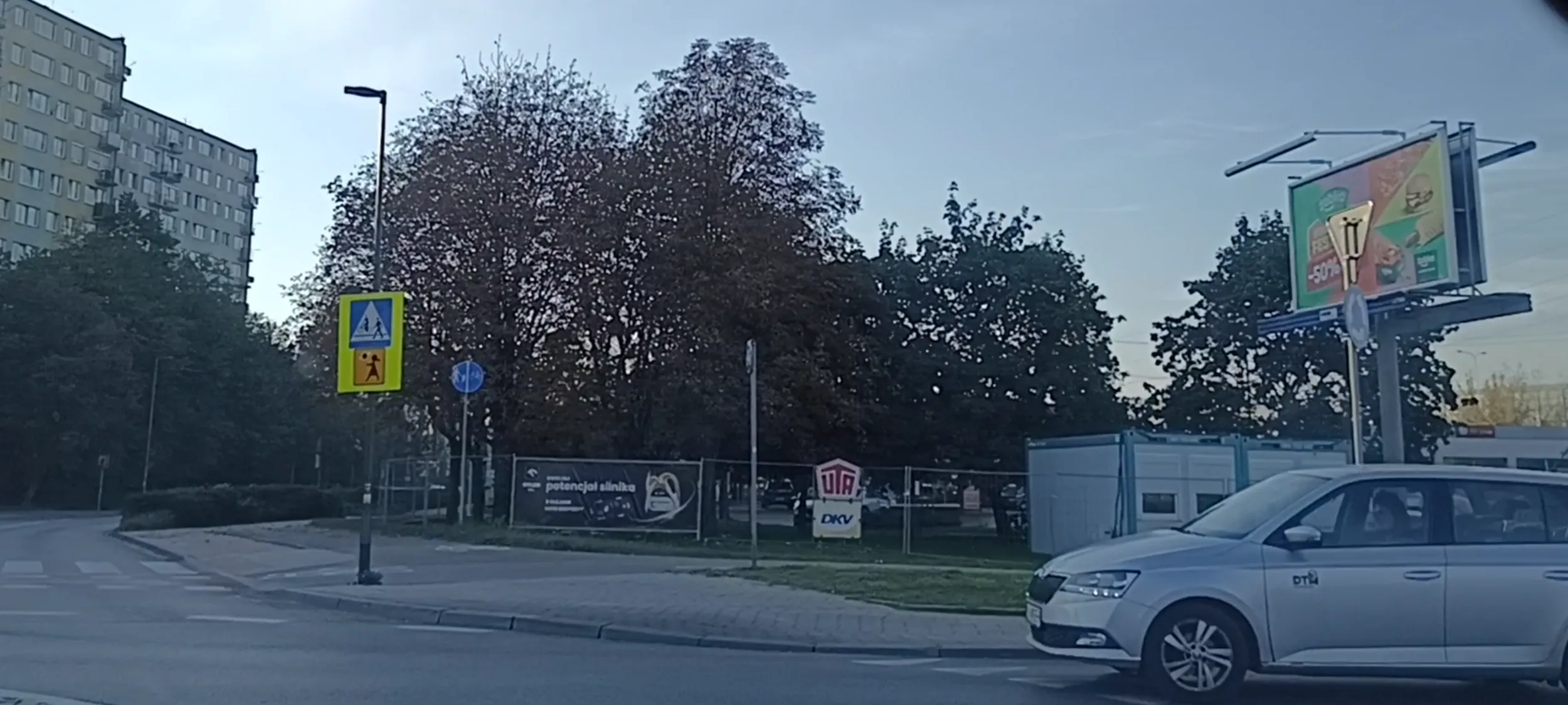 Babszczur wbija się na rondo w Warszawie z impetem bez hamowania i wymuszając pierwszeństwo przejazdu na rondzie i prawie doszło do wypadku.