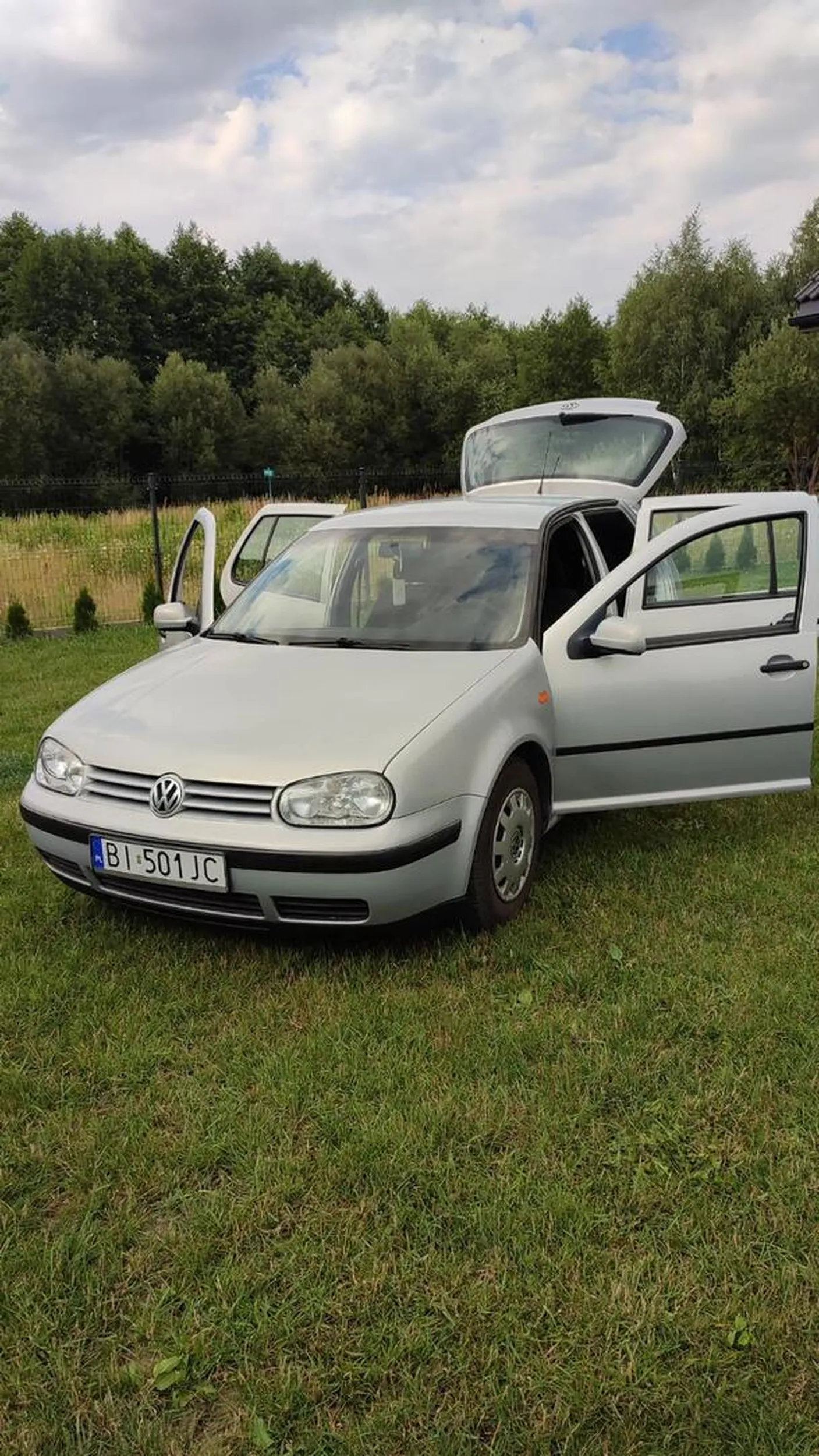 Jadłem zapiekankę z biedronki i gdy przejechało obok mnie te auto to mi niestety się odechciało.