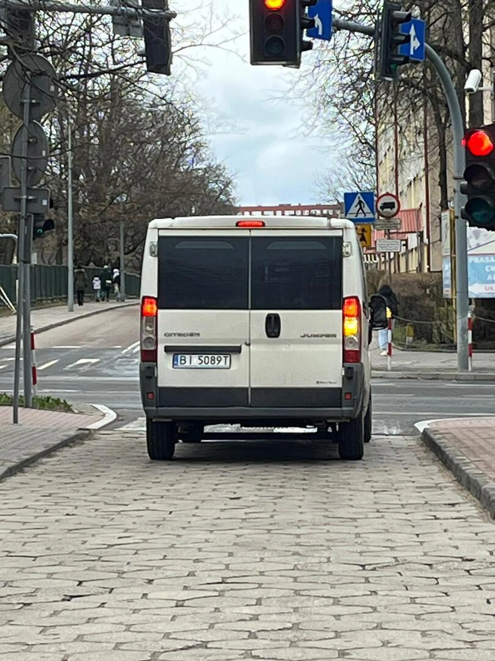 Kierowca dostaw do restauracji Venessa na Mickiewicza.  Kierowca dostaw z bardzo poważnymi problemami natury psychicznej. Najeżdża na inne auta z premedytacją i wściekłością. Czuje się w tym wszystkim bezkarny. Wiele razy byłam swiadkiem takiej sytuacji,a dziś spotkalo to również mnie. Po tym jak wyszłam z auta żeby mu zwrócić uwagę, bezczelnie wsiadł do auta i uciekł, prawie rozjeżdżając moja córkę, ktora stała obok mnie. Uważajcie jeśli zobaczycie to auto.