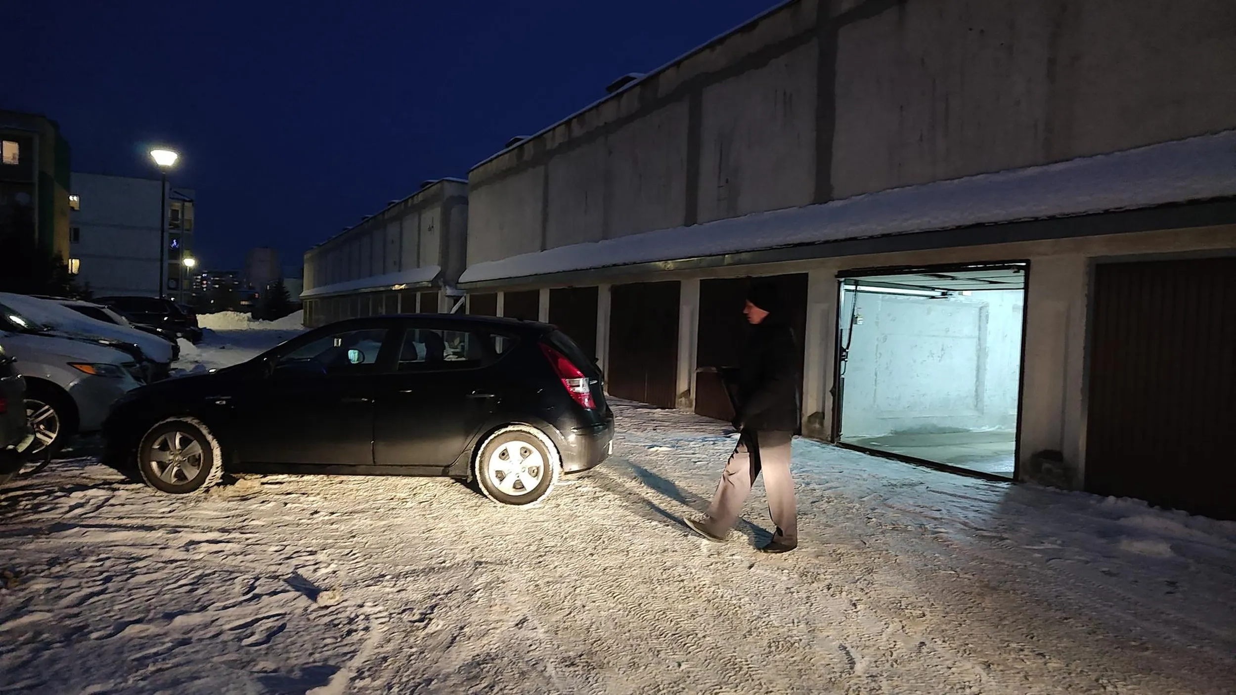 Jeb*na stara kur*a. Zastawia przejazd na parkingu, bo przyjeżdża do swojego garażu. Na prośbę o odjechanie stwierdza że nie odjedzie bo mu się nie chce.