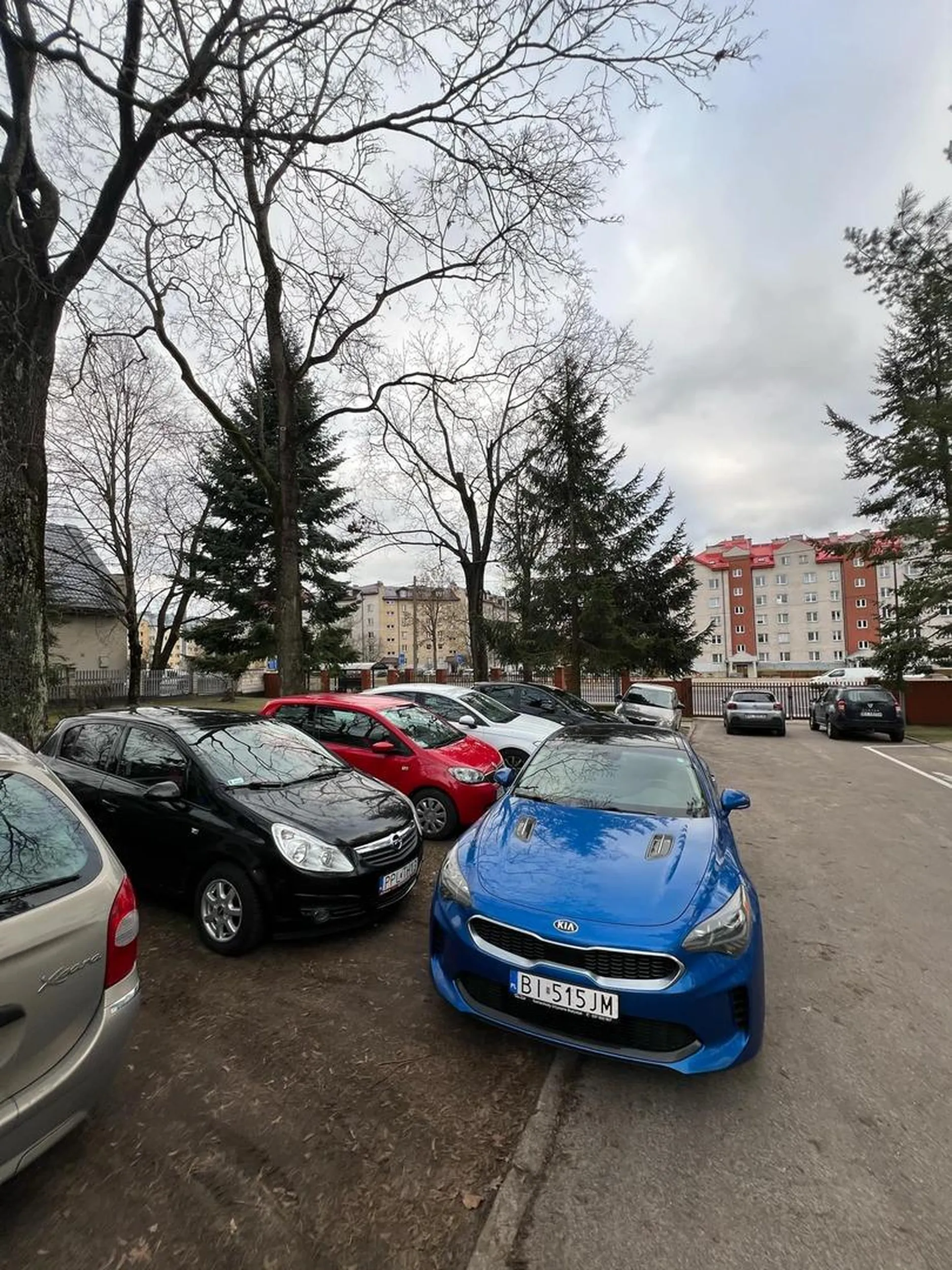 Nie pozdrawiam kierowcy samochodu marki kija ktory dnia dwunastego grudnia (12.12.2024) o godzinie jedenastej (11.00) dal popis swoich "umiejetnosci" parkowania na kampusie politechniki bialostockiej. Zastawil pan az trzy (3!!!!!!) samochody. Czarny opel i czerwona skoda nie maja szans na wyjazd. Polecam przesiadke na rower, na jazde samochodem jeszcze przyjdzie czas. Pozdrawiam wszystkich internautow i zachecam do dalszej dyskusji.