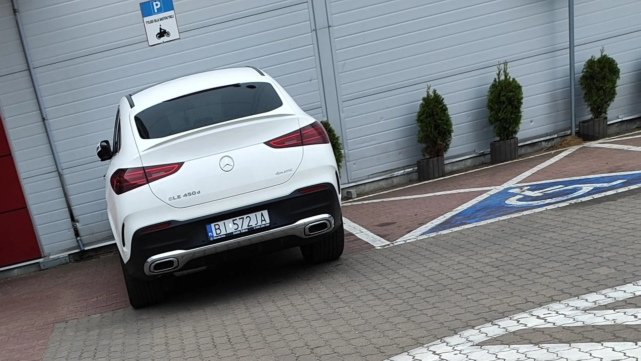 Cały pusty parking ale najbliżej wejścia na miejsce dla motocyklistów trzeba zaparkować