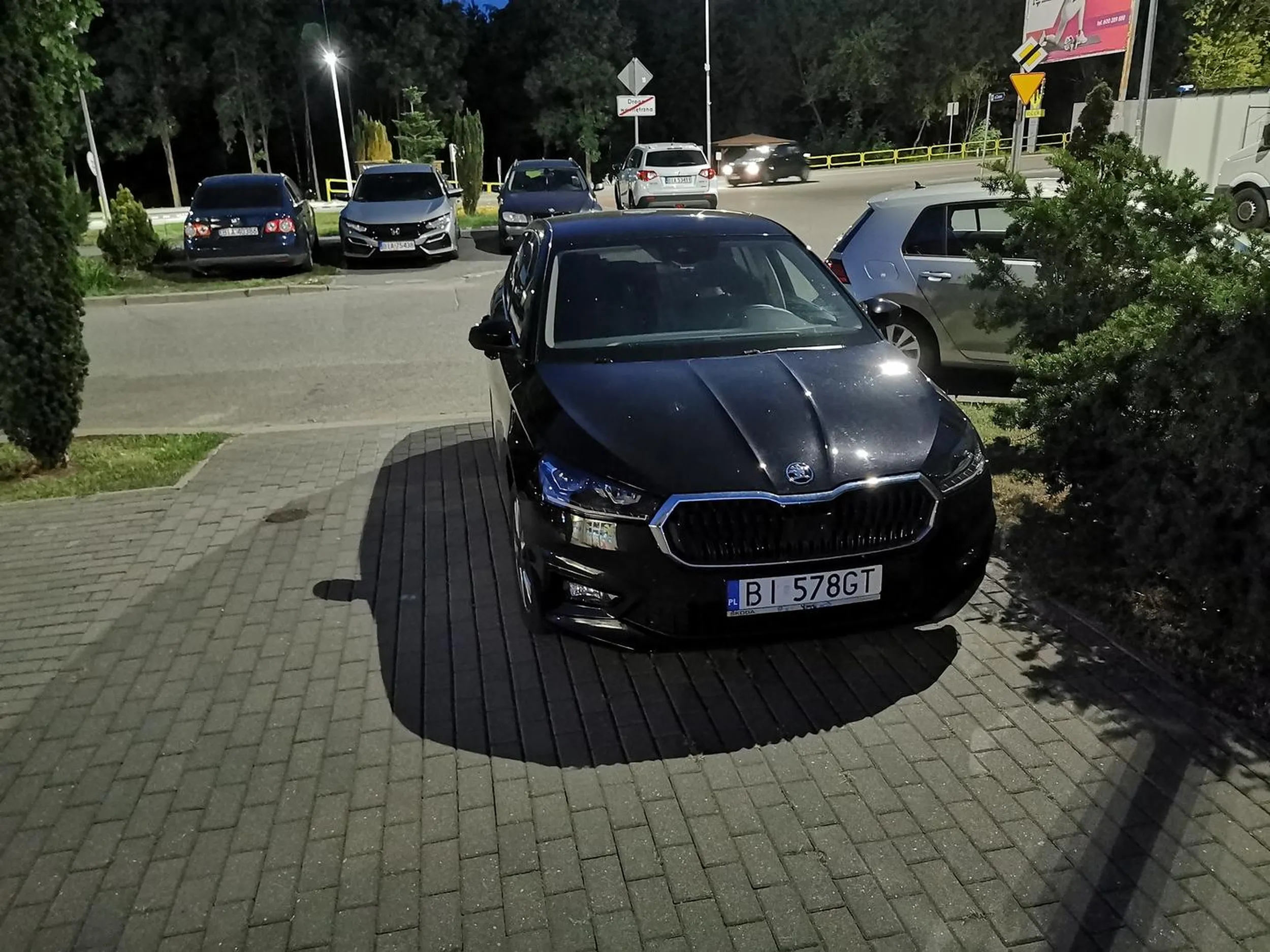 Parkuje baran na chodniku.