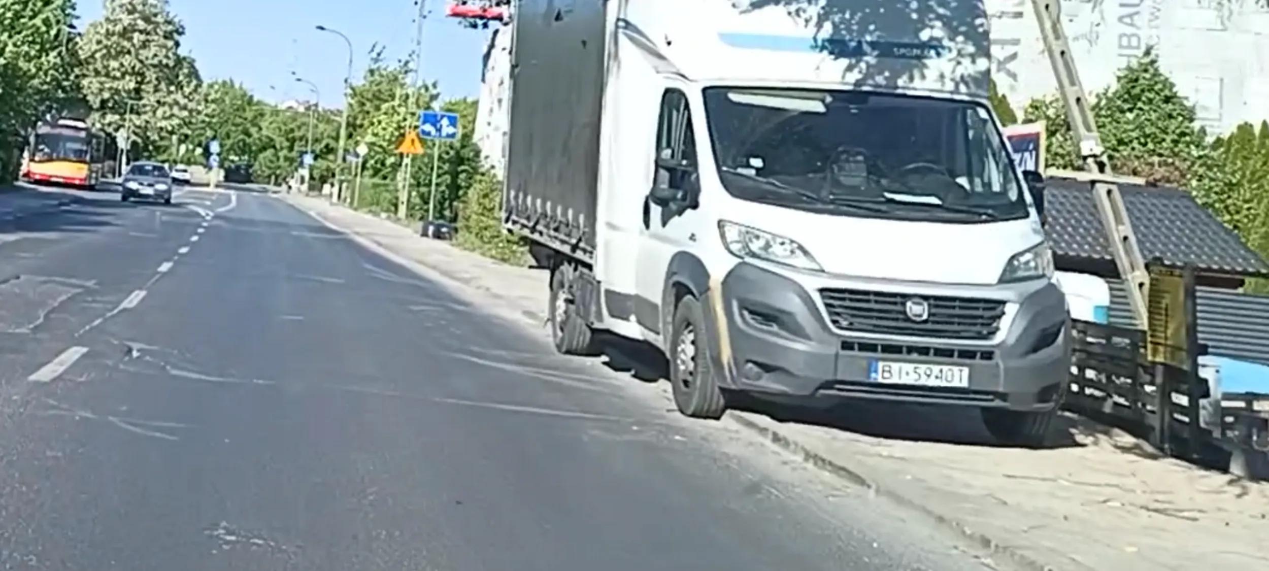 Pacan zastawił pieszym cały chodniku w Warszawie. Żeby tak gumę złapał po drodze.