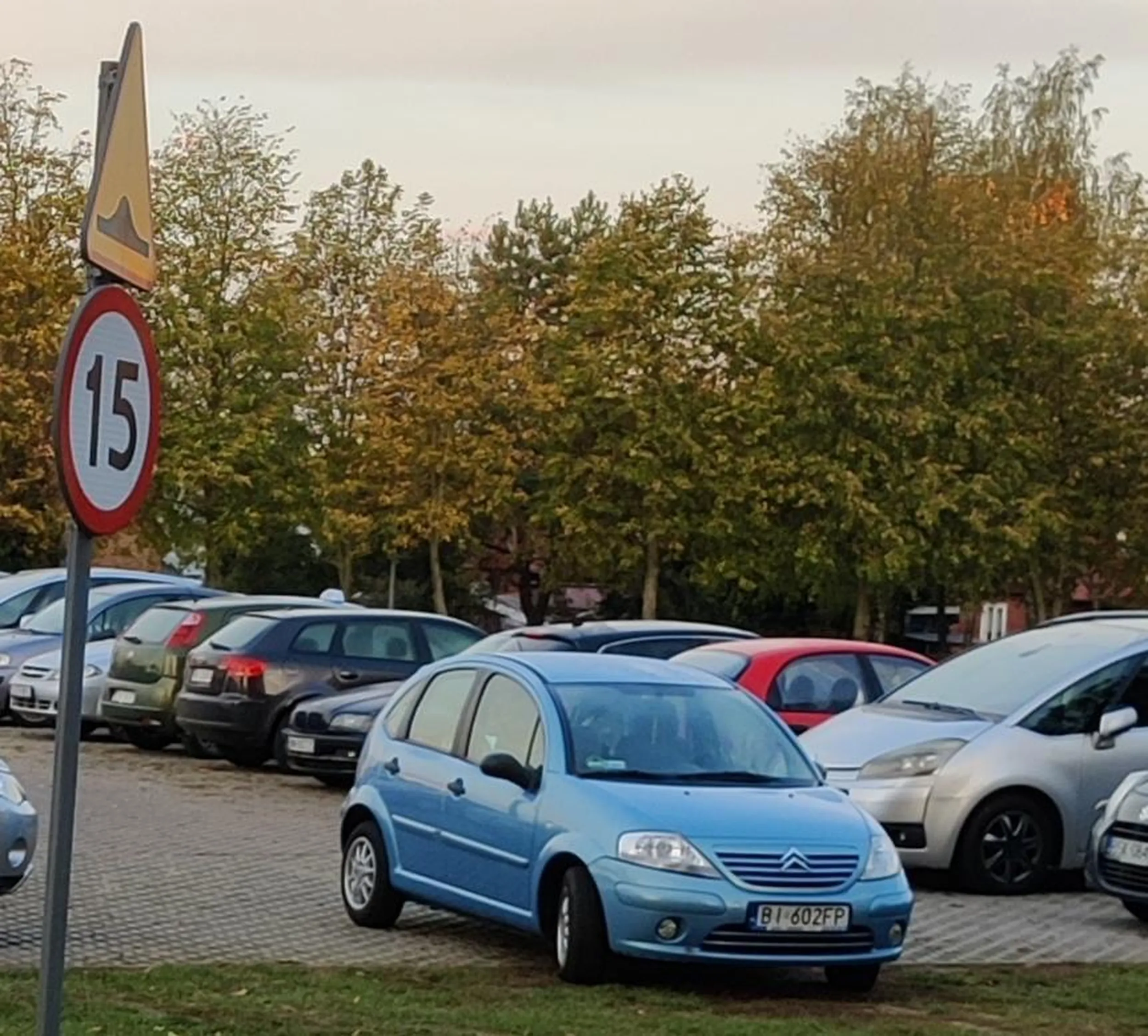 Nau się parkować, zastawiasz ludziom wyjazd