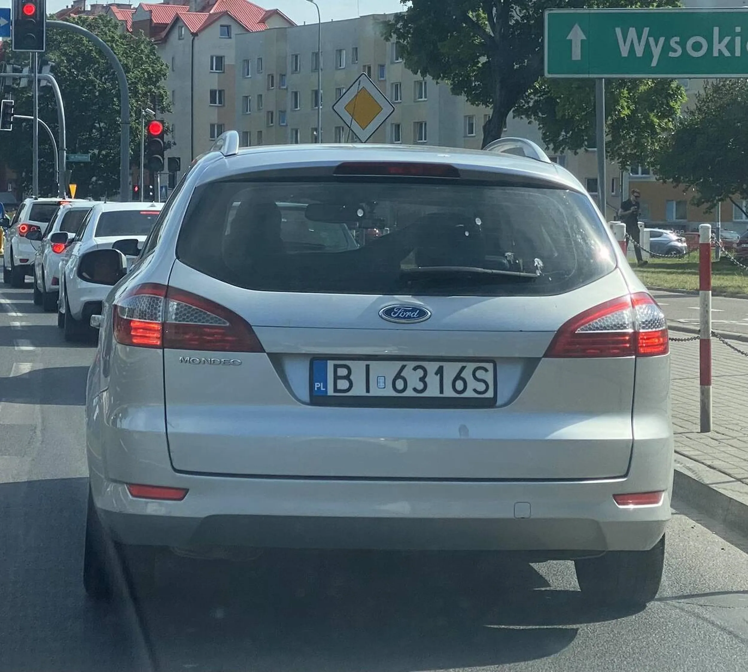 Cham zajeżdza pas, daje po hamulcach aby wymusić odszkodowanie. Polecam omijać.