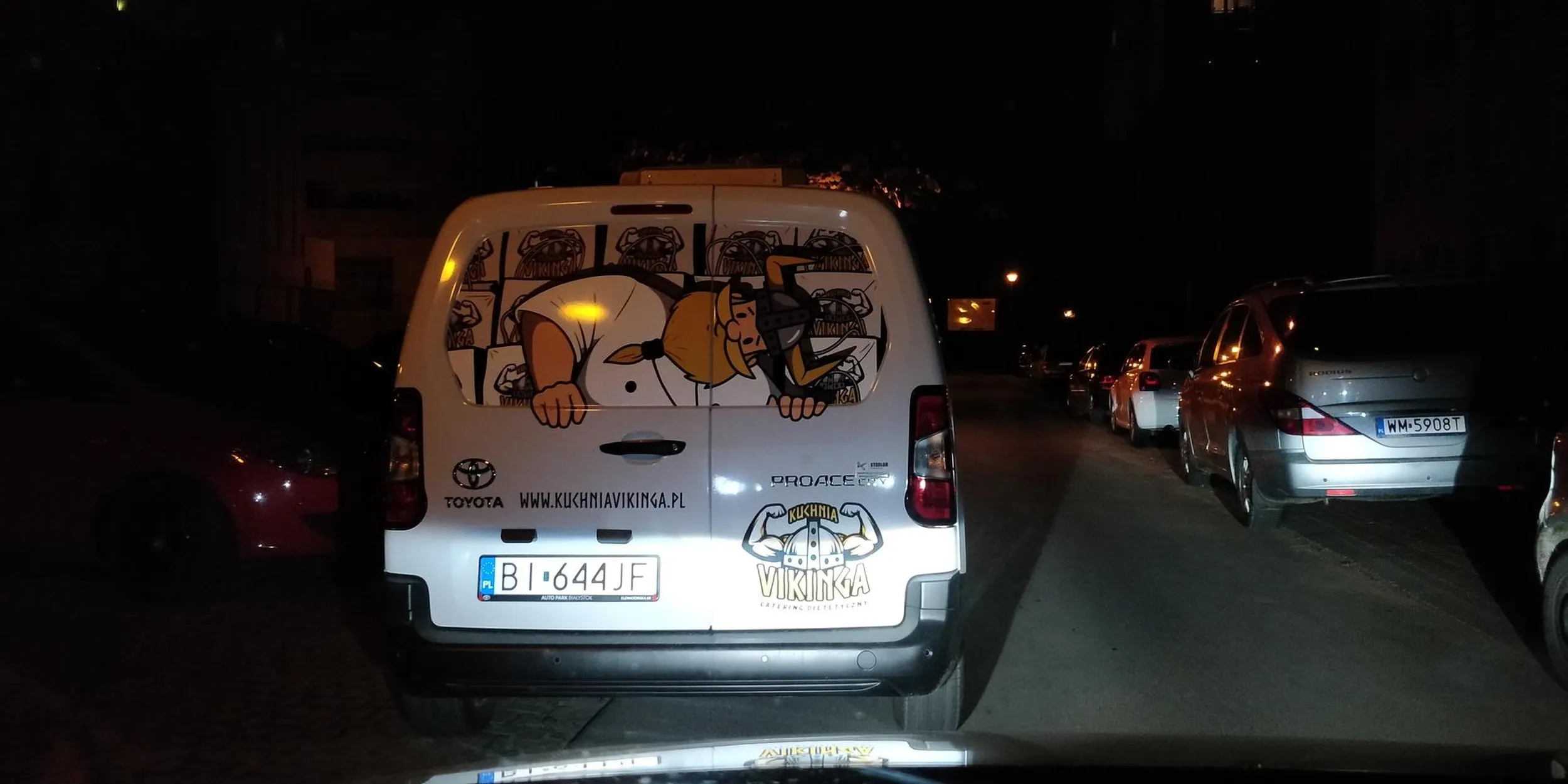 Droga osiedlowa zablokowana na 7 minut przez kierowcę kuchni vikinga. Na lewo od samochodu na przydrożnym parkingu były dwa miejsca, książę białkowego wiaderka nie umie w parkowanie. Na zwrócenie uwagi na zablokowanie drogi mały łysiejący koksu pyta czy mam problem.