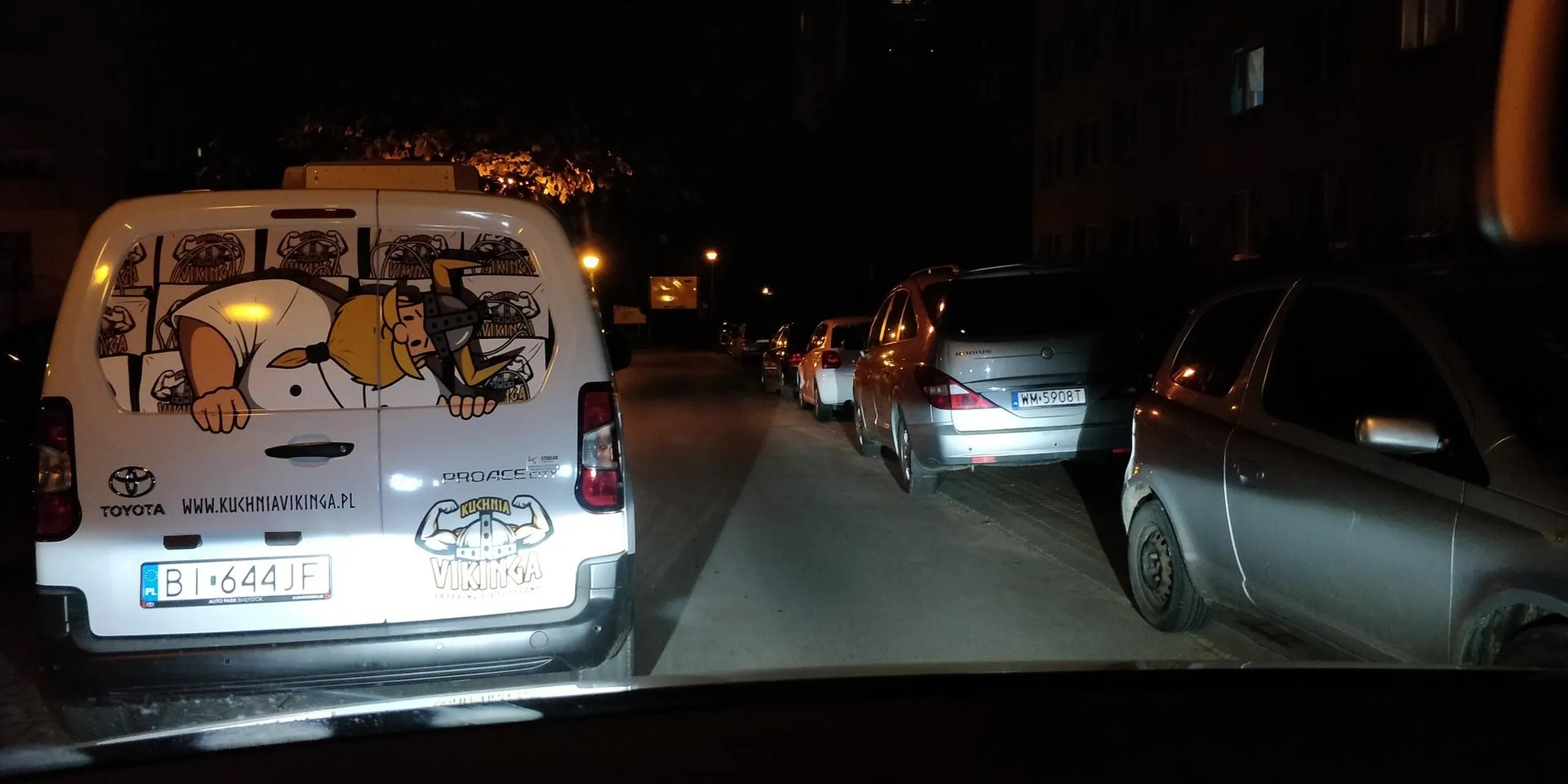 Droga osiedlowa zablokowana na 7 minut przez kierowcę kuchni vikinga. Na lewo od samochodu na przydrożnym parkingu były dwa miejsca, książę białkowego wiaderka nie umie w parkowanie. Na zwrócenie uwagi na zablokowanie drogi mały łysiejący koksu pyta czy mam problem.