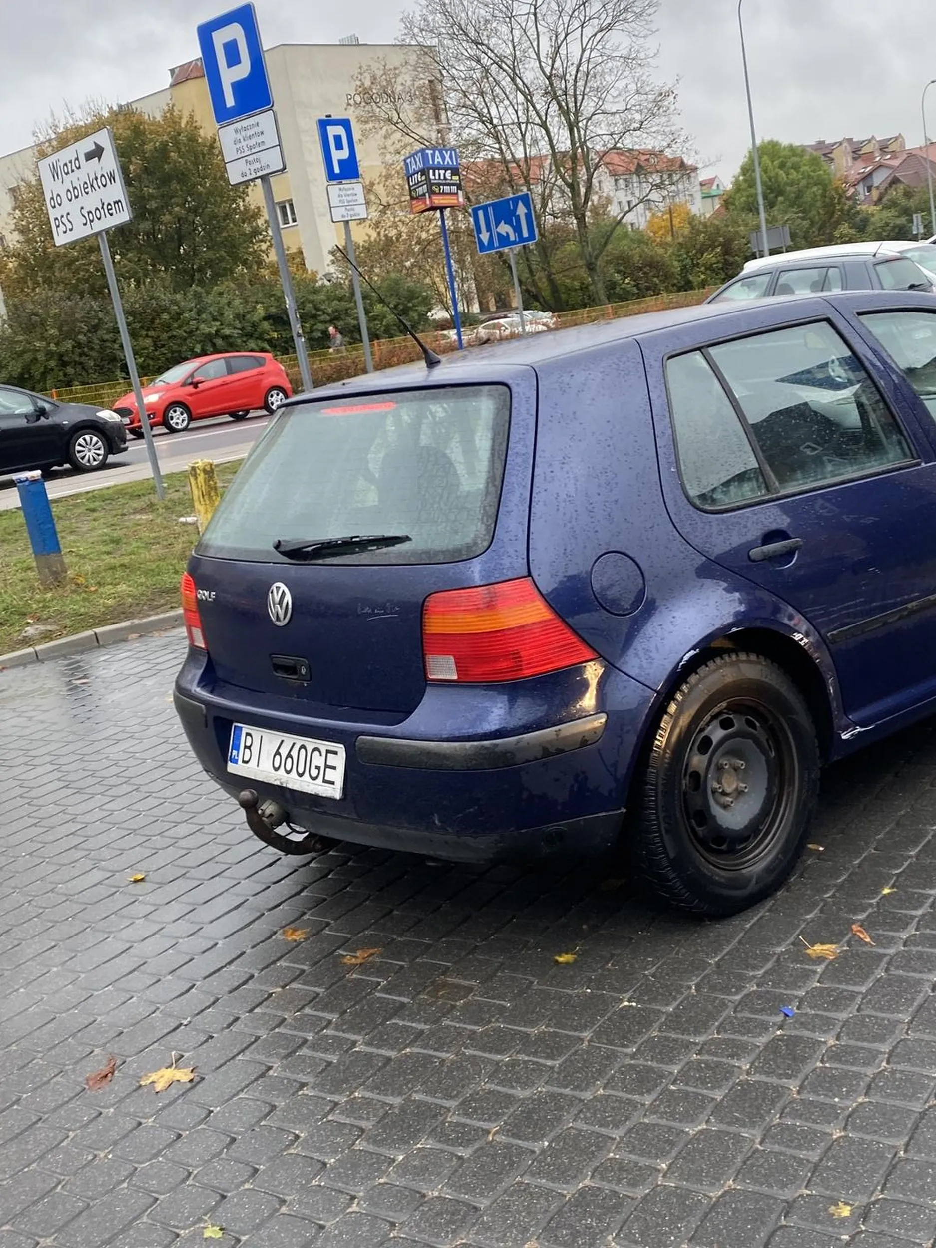 Nie pozdrawiam pani z golfa, która nie potrafi poprawnie sie ustawić w kolejce do baru mlecznego, i sie wpycha w kolejke, a przy zwróceniu uwagi jest niemiła i reaguje chamsko, i nie ma zamiaru nawet przeprosić
