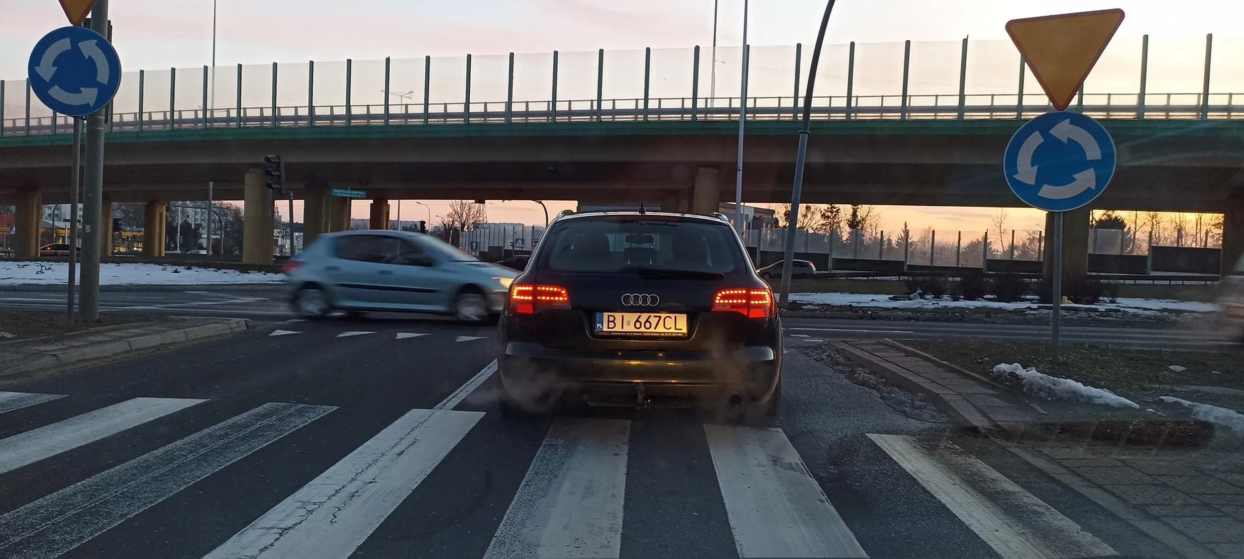 Kierowca wrzuca kierunek i zmienia od razu pas przy 90km/h nie zwracając uwagi że wjeżdża wprost przed jadące tym pasem auto wymuszając ostre hamowanie!