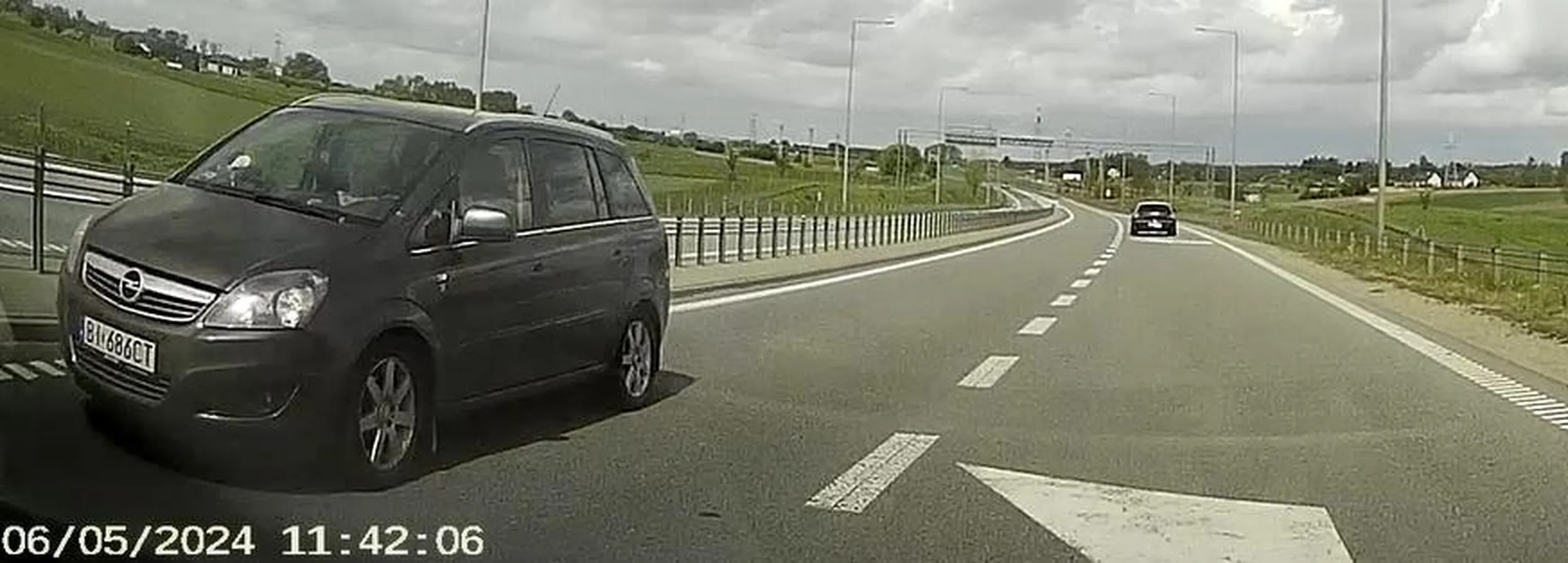 Kierowca tego pojazdu jeździ pod prąd trasami szybkiego ruchu