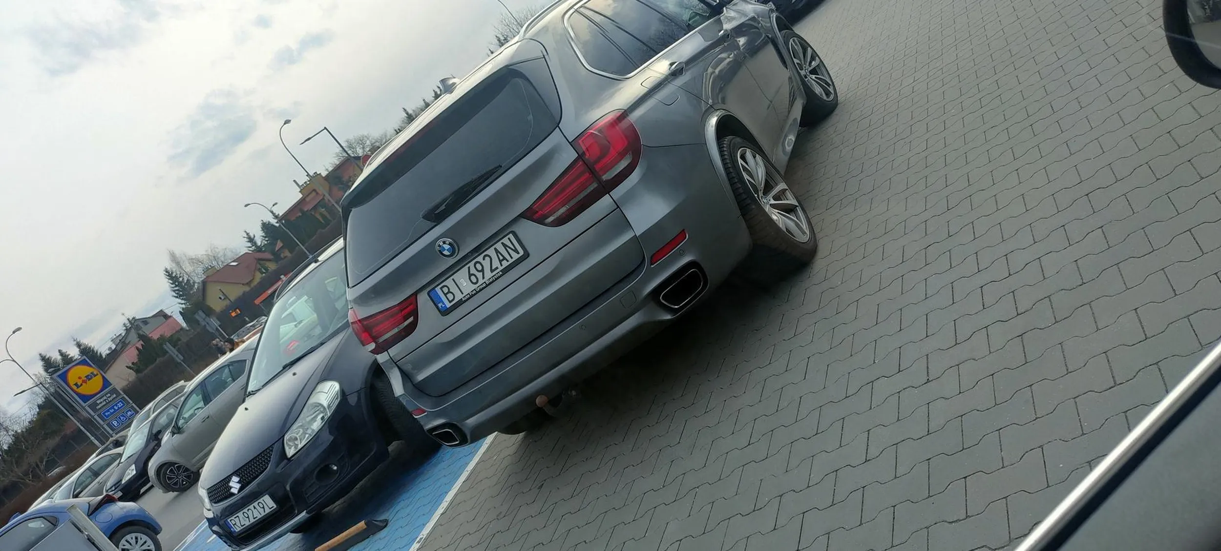 Buraczek na przejeździe dorobił sobie miejsce mimo że były wolne miejsca na parkingu