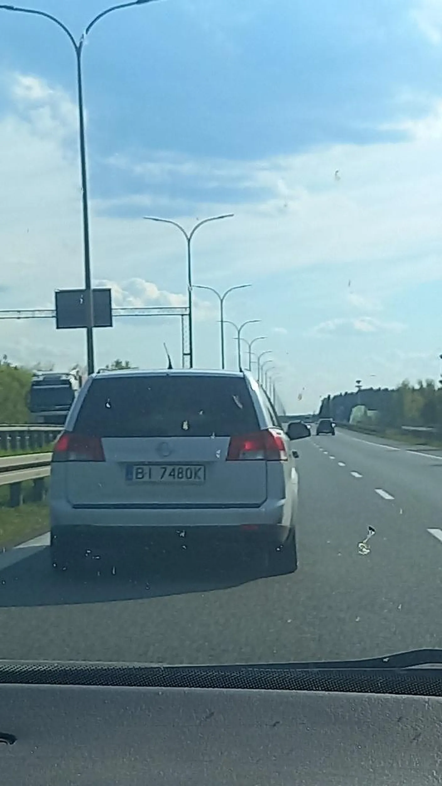 Podczas całej jazdy drogą s8 notorycznie wyjeżdża pod maskę nie patrząc się czy coś jedzie...