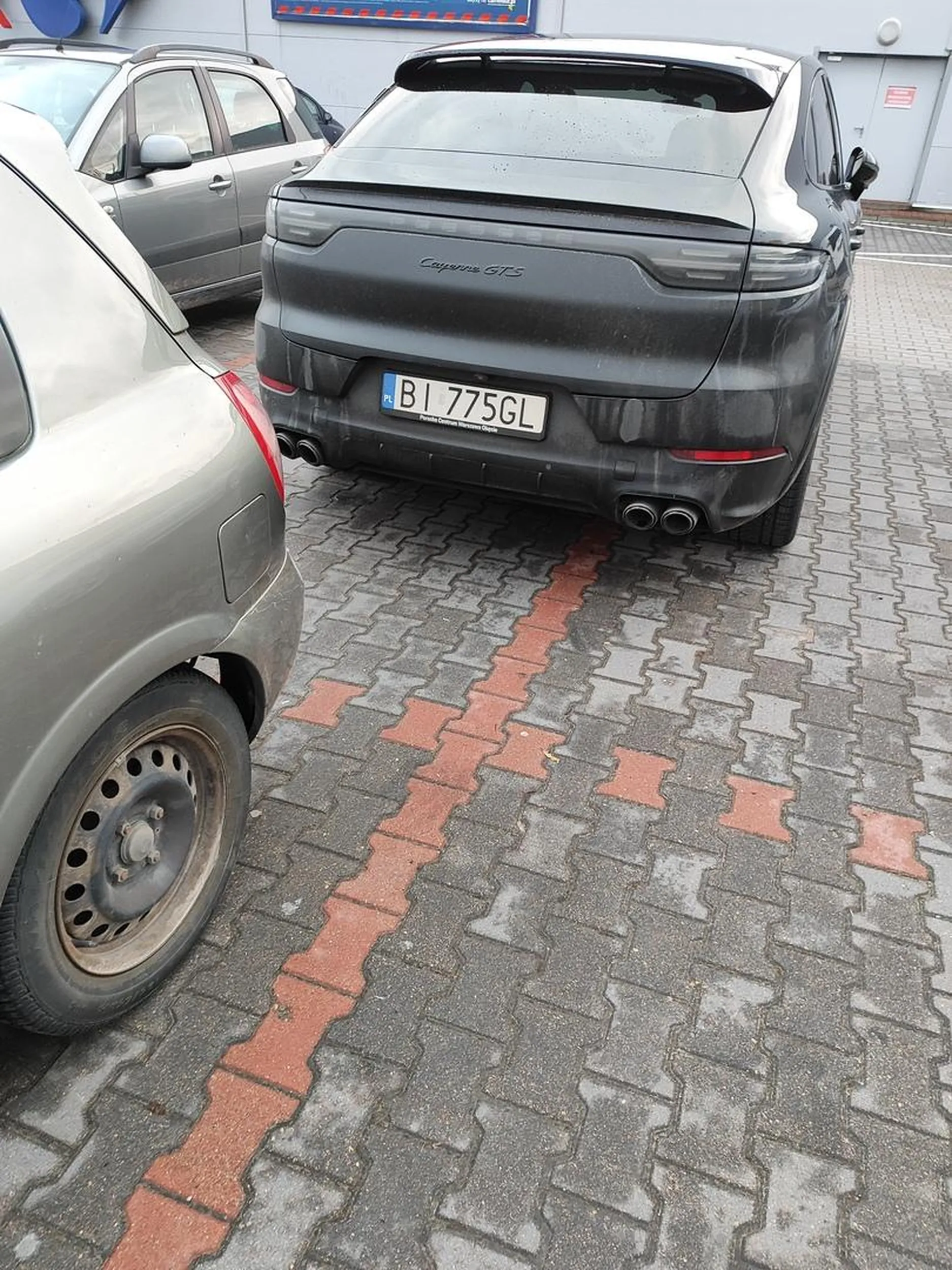 Jak się nie umie parkować dużym samochodem to proszę kupić mniejszy