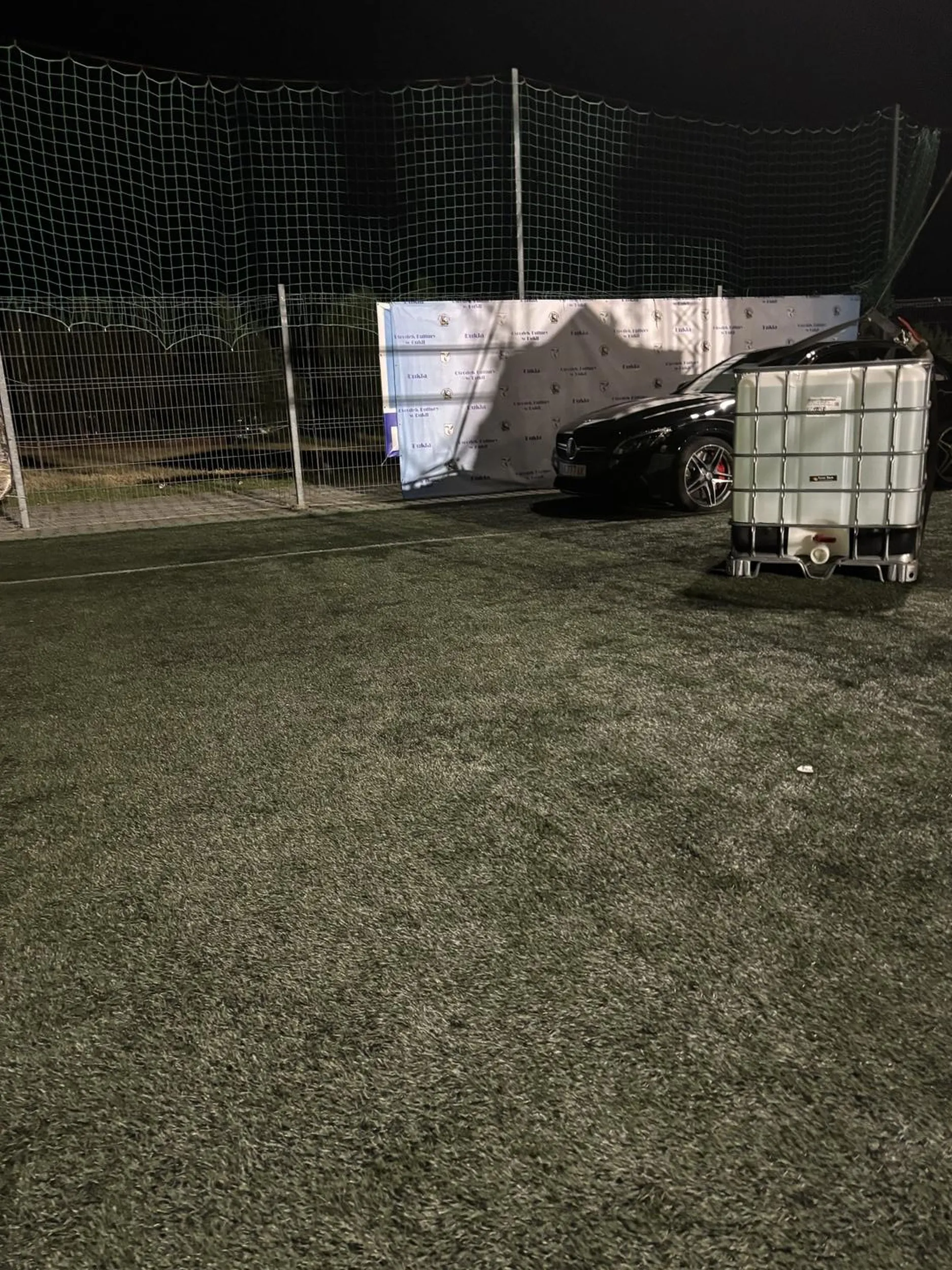 Celebryta pieprzony, po murawie se jeździ! Zenek! Nie daruję Ci tej nocy!