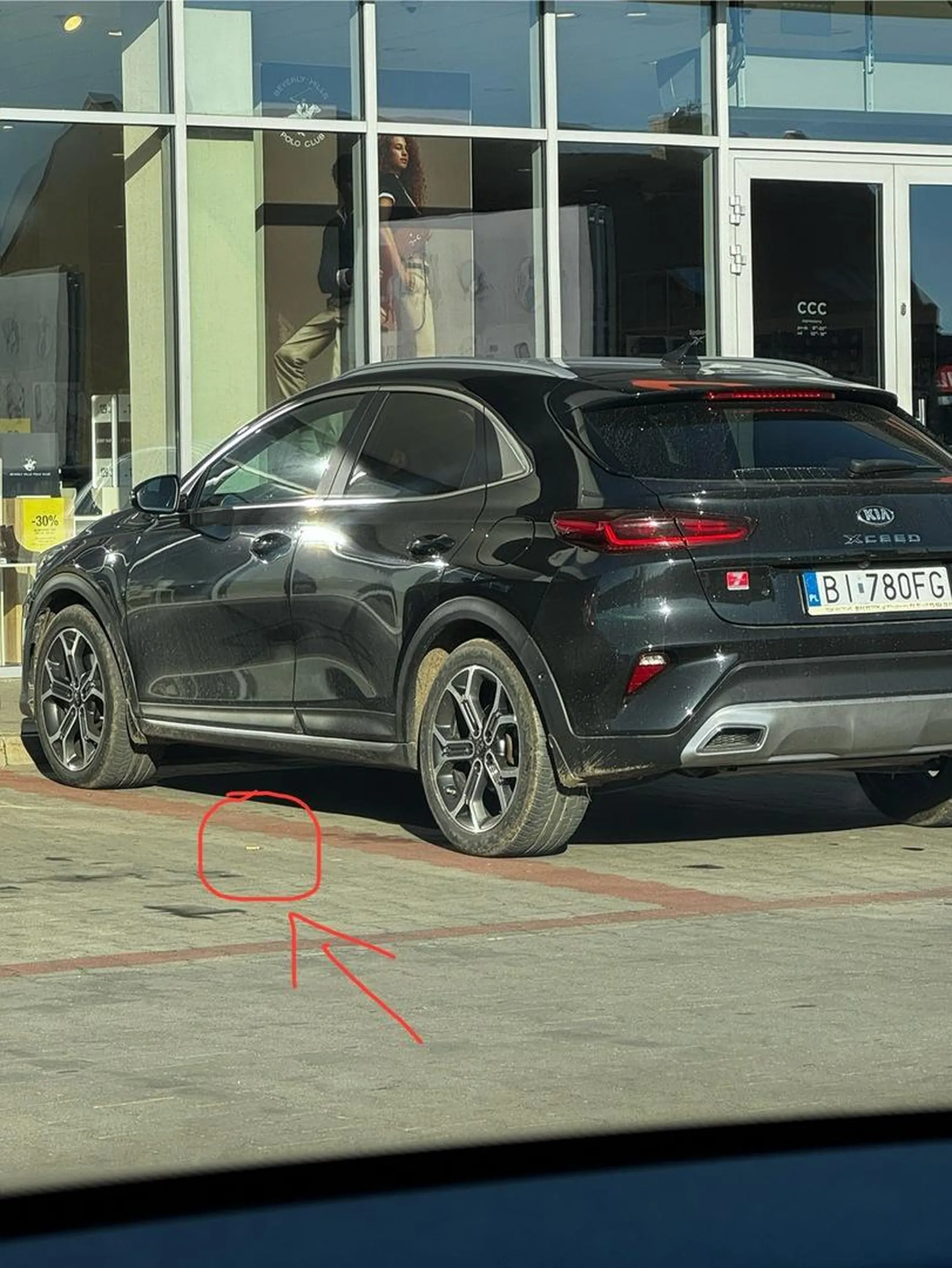 Śmierdzący palacz, wyrzuca pety pod siebie i nie sprząta. Nawet nie zgasi