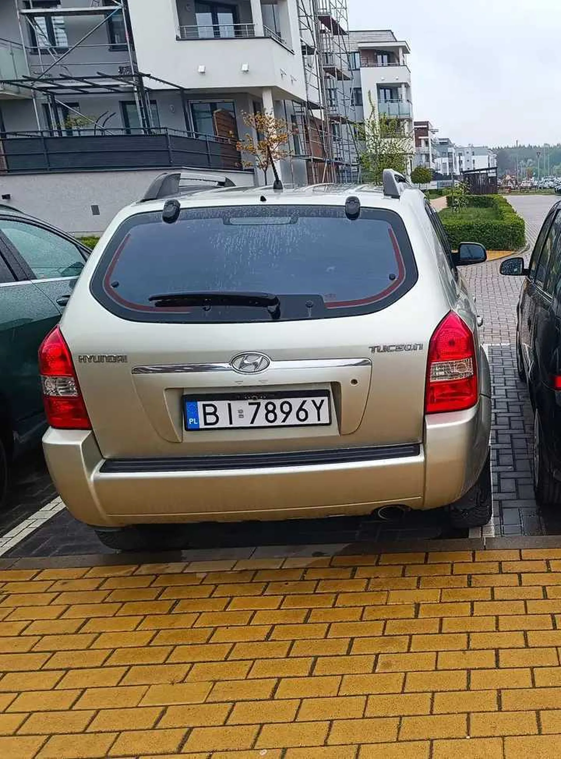 Nie potrafi parkować ani przyjąć z pokorą że źle stoi uniemożliwiając drugiej osobie wejścia do auta.