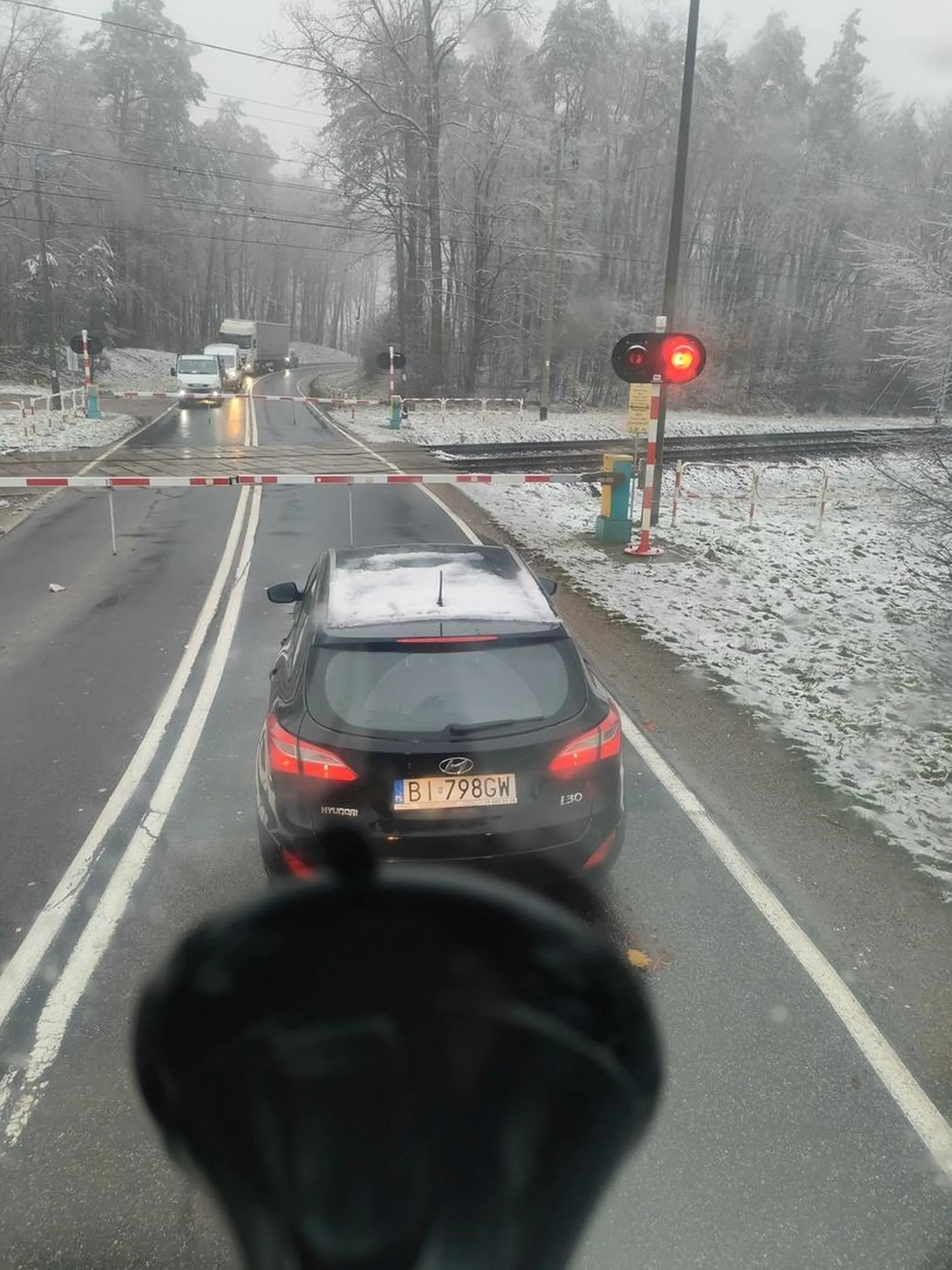 Kierowca spowalniał ruch