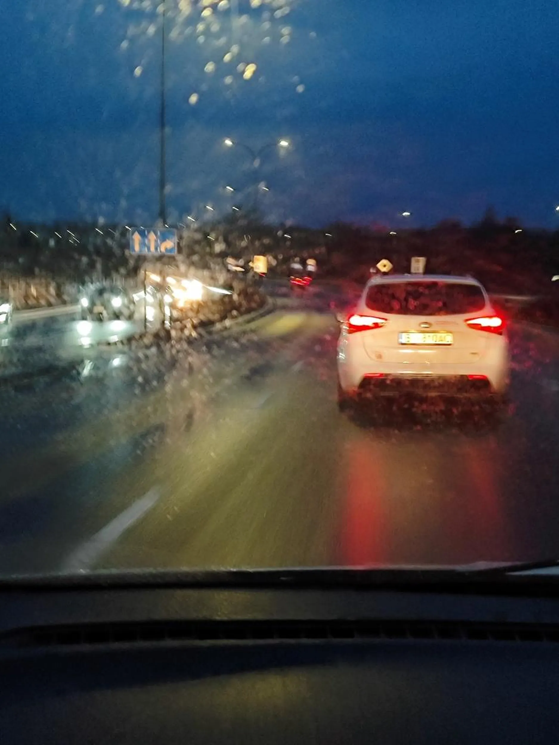 Widzi że wymusi hamowanie ale i tak to zrobił na strzałce w deszczu po ciemku rano na skrzyżowaniu