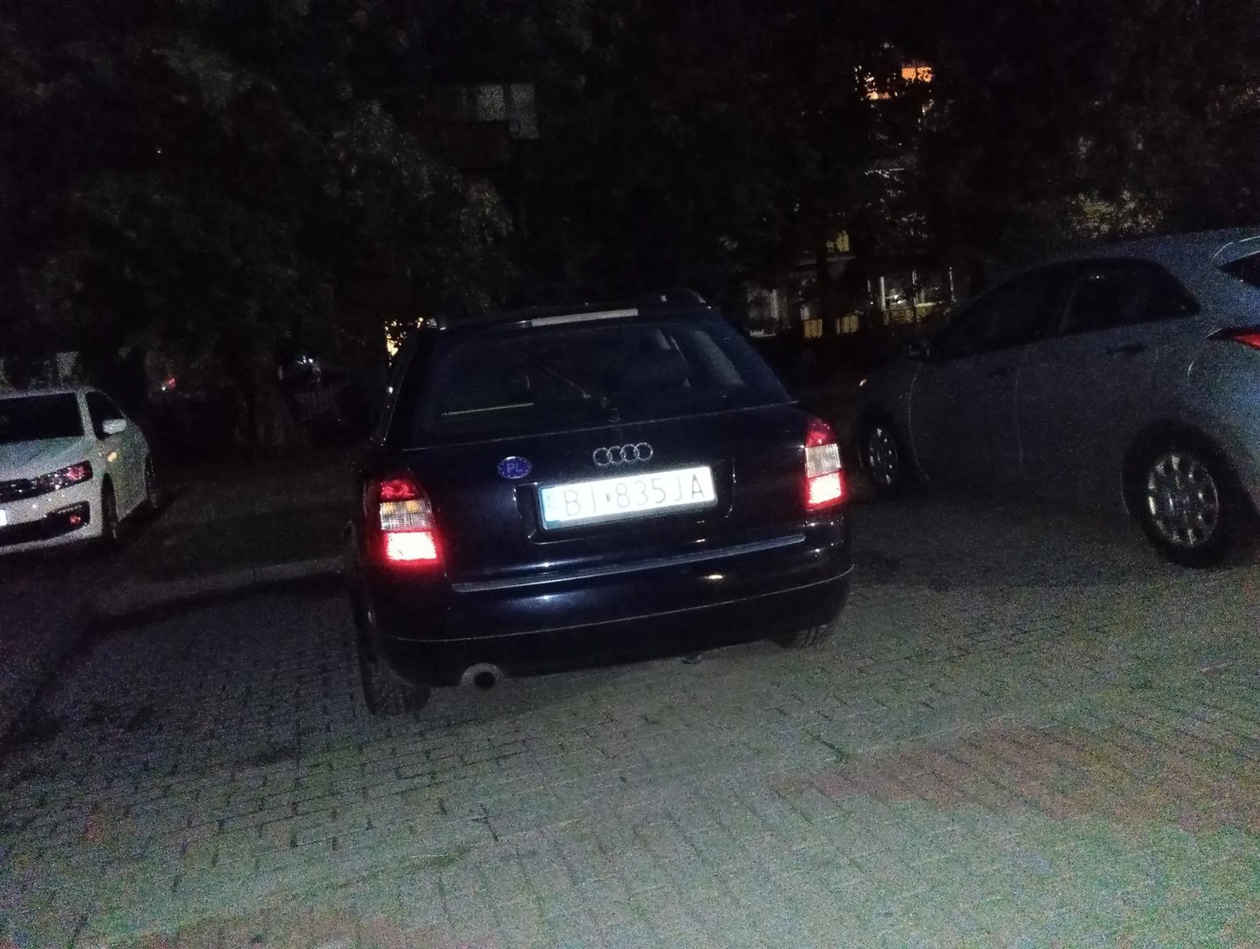 Nie parkuje się na dwóch miejscach, na dodatek śmieciarz.