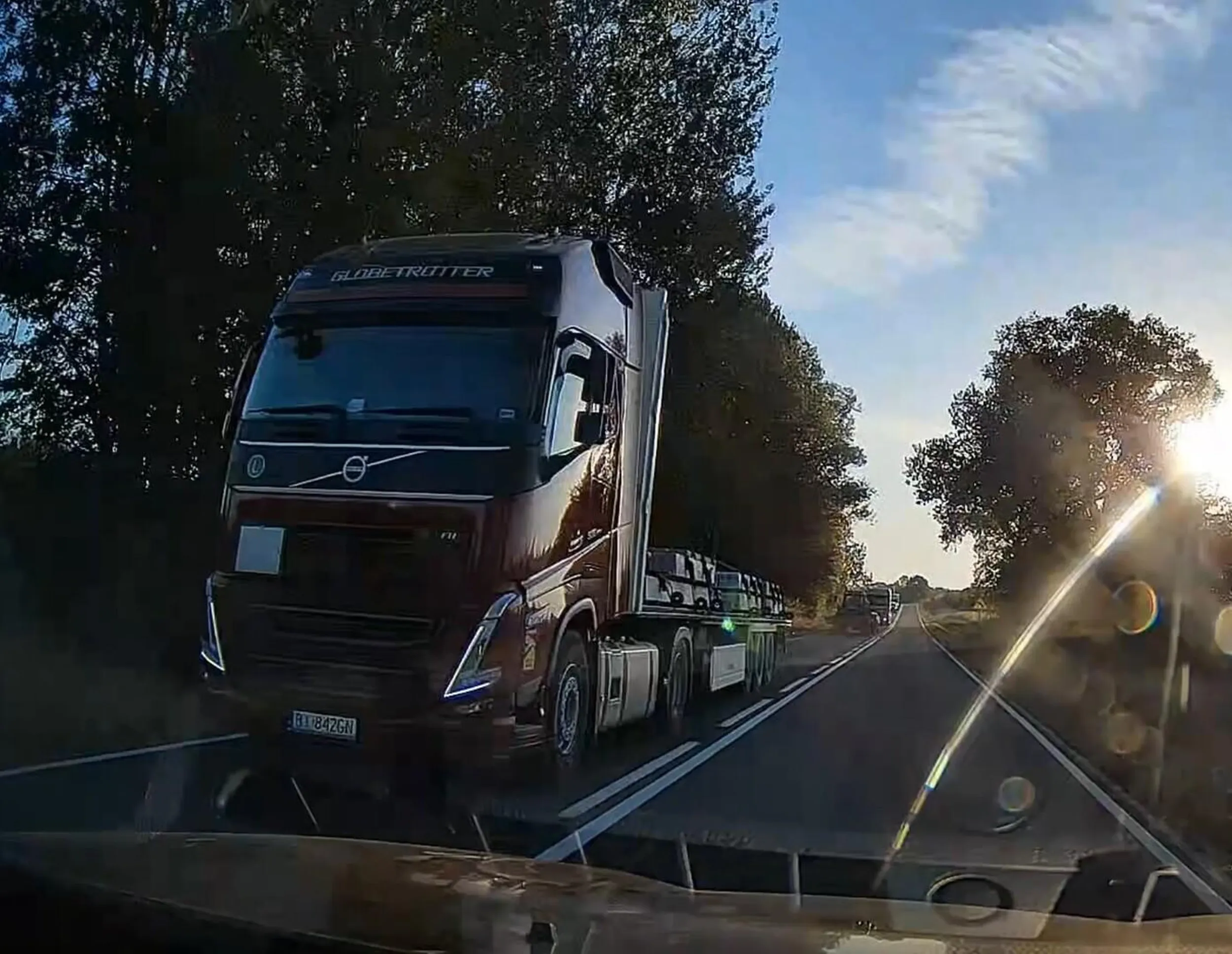 Gość wyprzedza na czołówkę a na koniec miga światłami jakby miał pretensję, że ktoś z przeciwka ma czelność jechać.