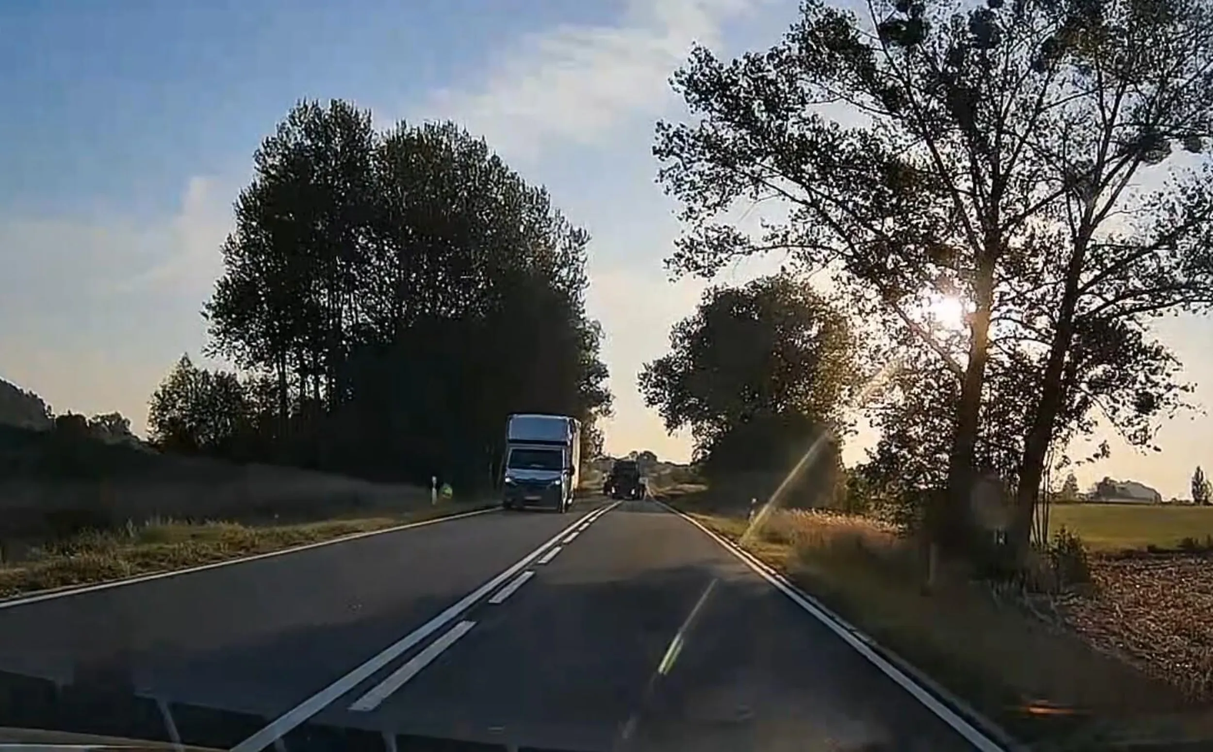 Gość wyprzedza na czołówkę a na koniec miga światłami jakby miał pretensję, że ktoś z przeciwka ma czelność jechać.