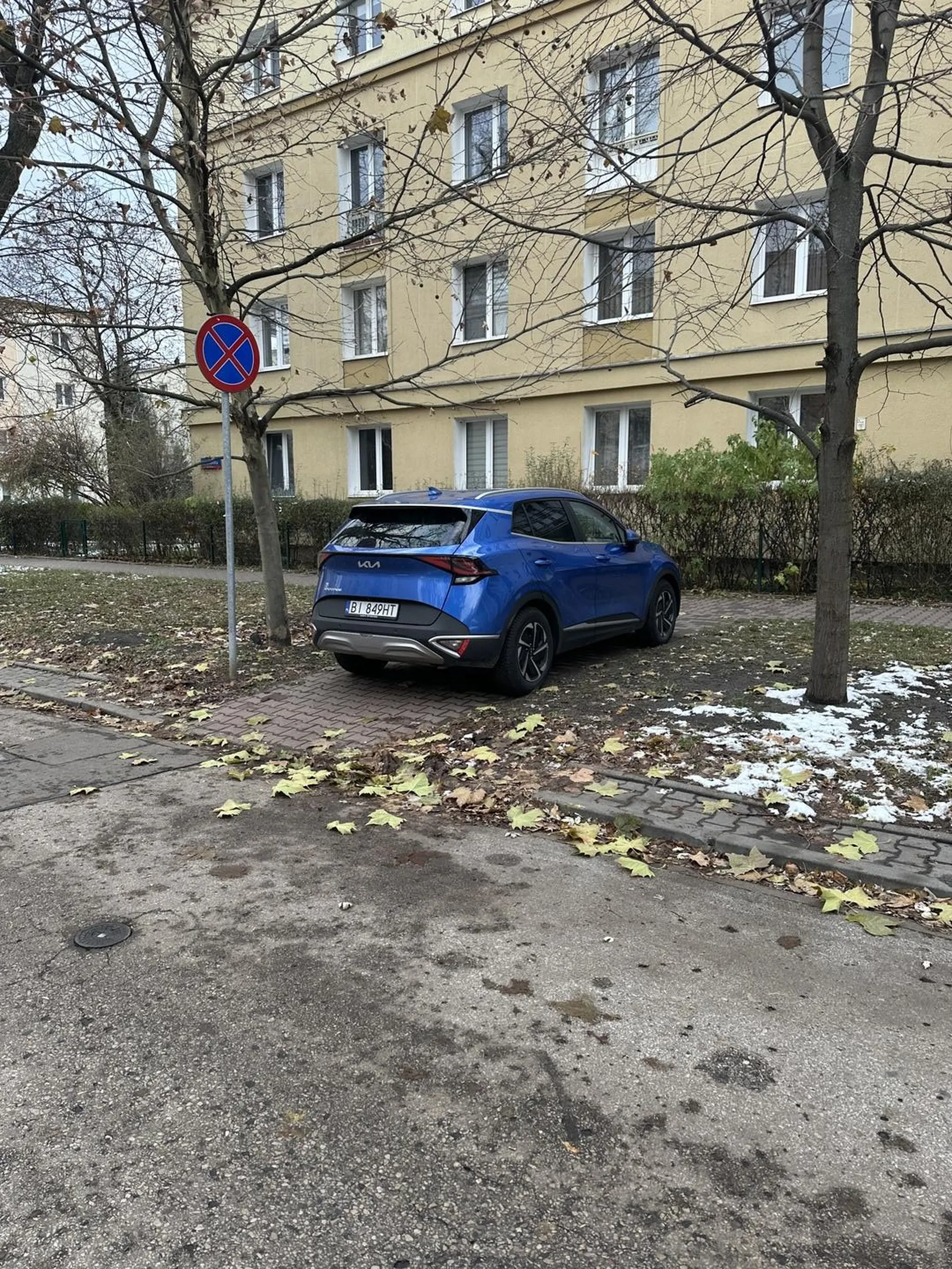 Jeden z mistrzów parkowania, tylko szkoda że na chodniku…