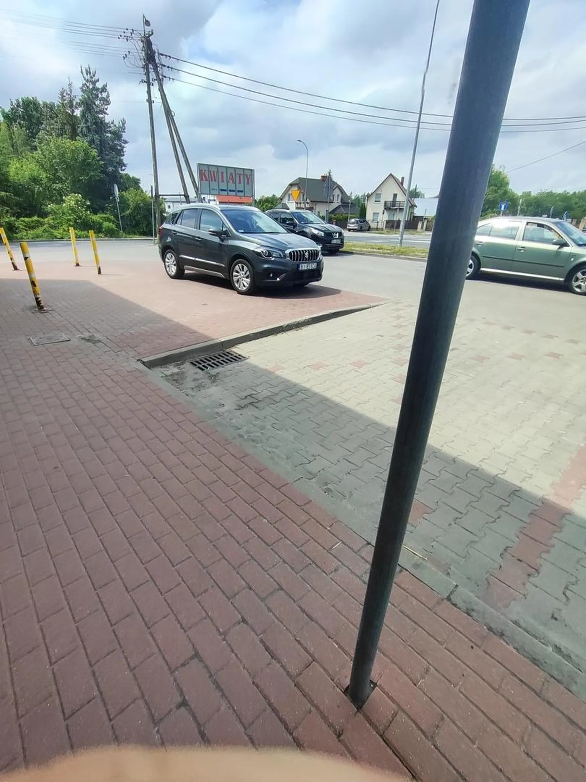 Wolnego miejsca jak widać nie brakuje ale chodnik pod sklepem najlepszy parking