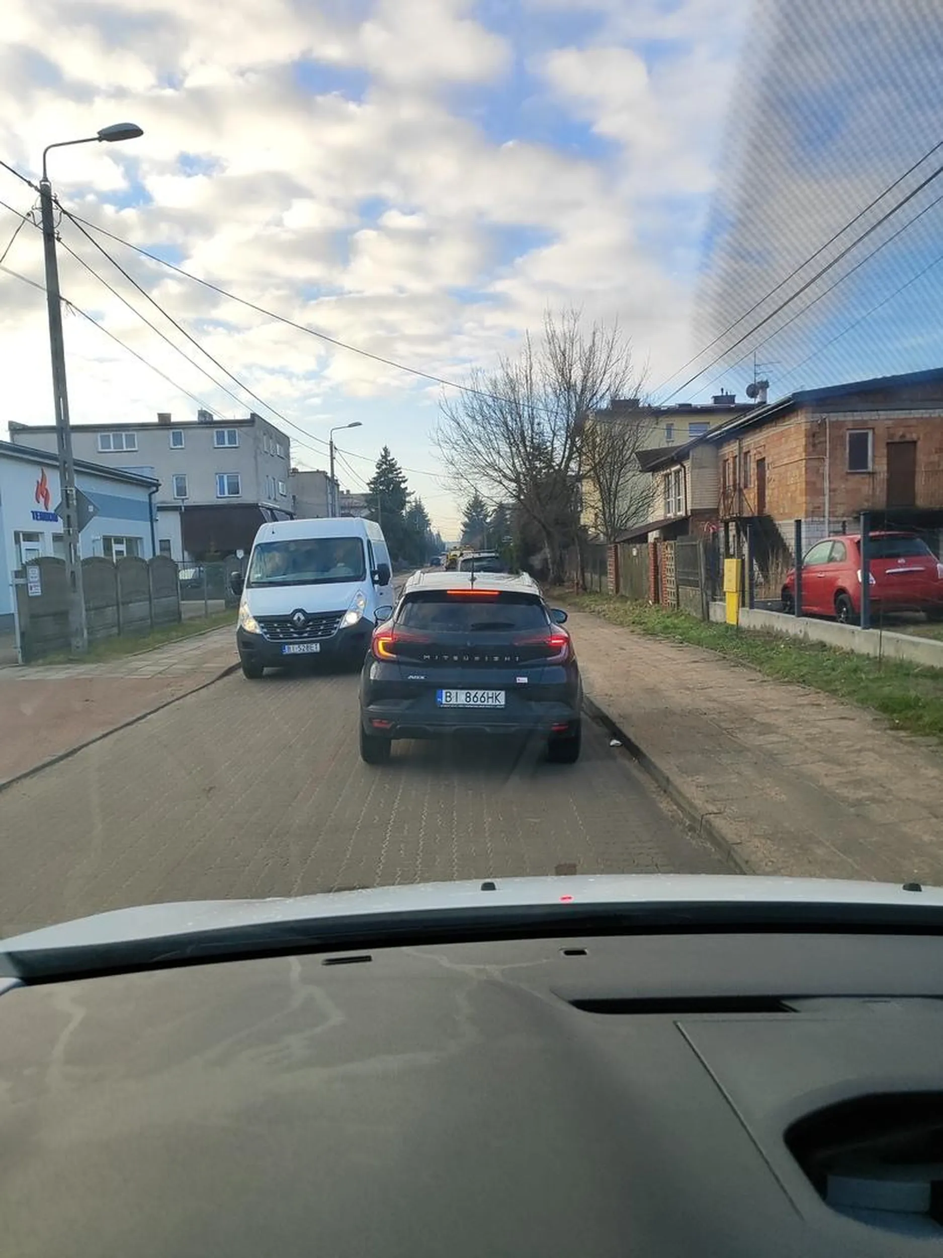 Nie te lata do prowadzenia samochodu na drodze z pierwszeństwem zatrzymuje się do zera na skrzyżowaniu i  przed progami też do zera, dosłownego zera że musi potem ruszać znowu
