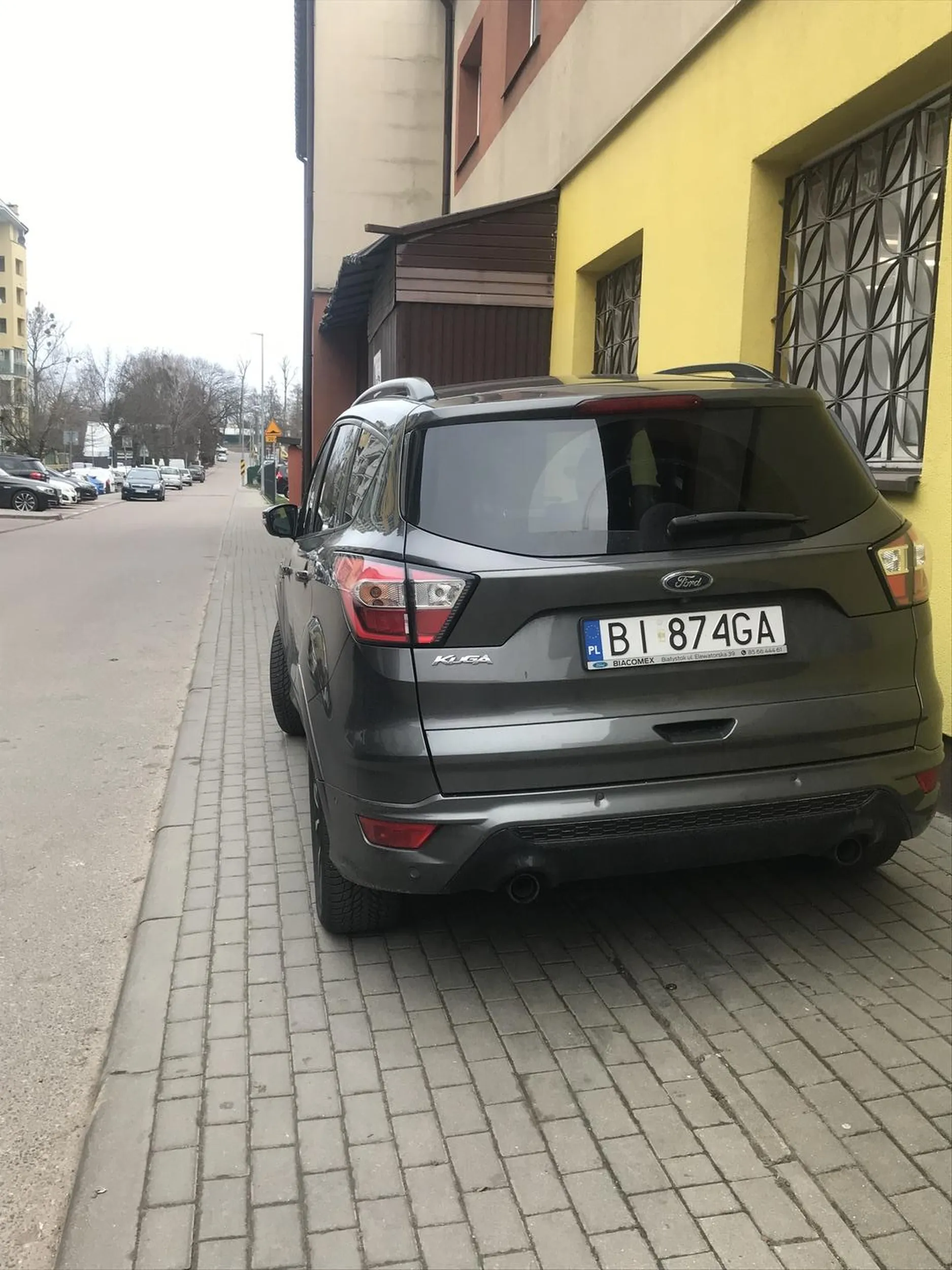 Człowiek zaparkował na chodniku w strefie za mieszkania