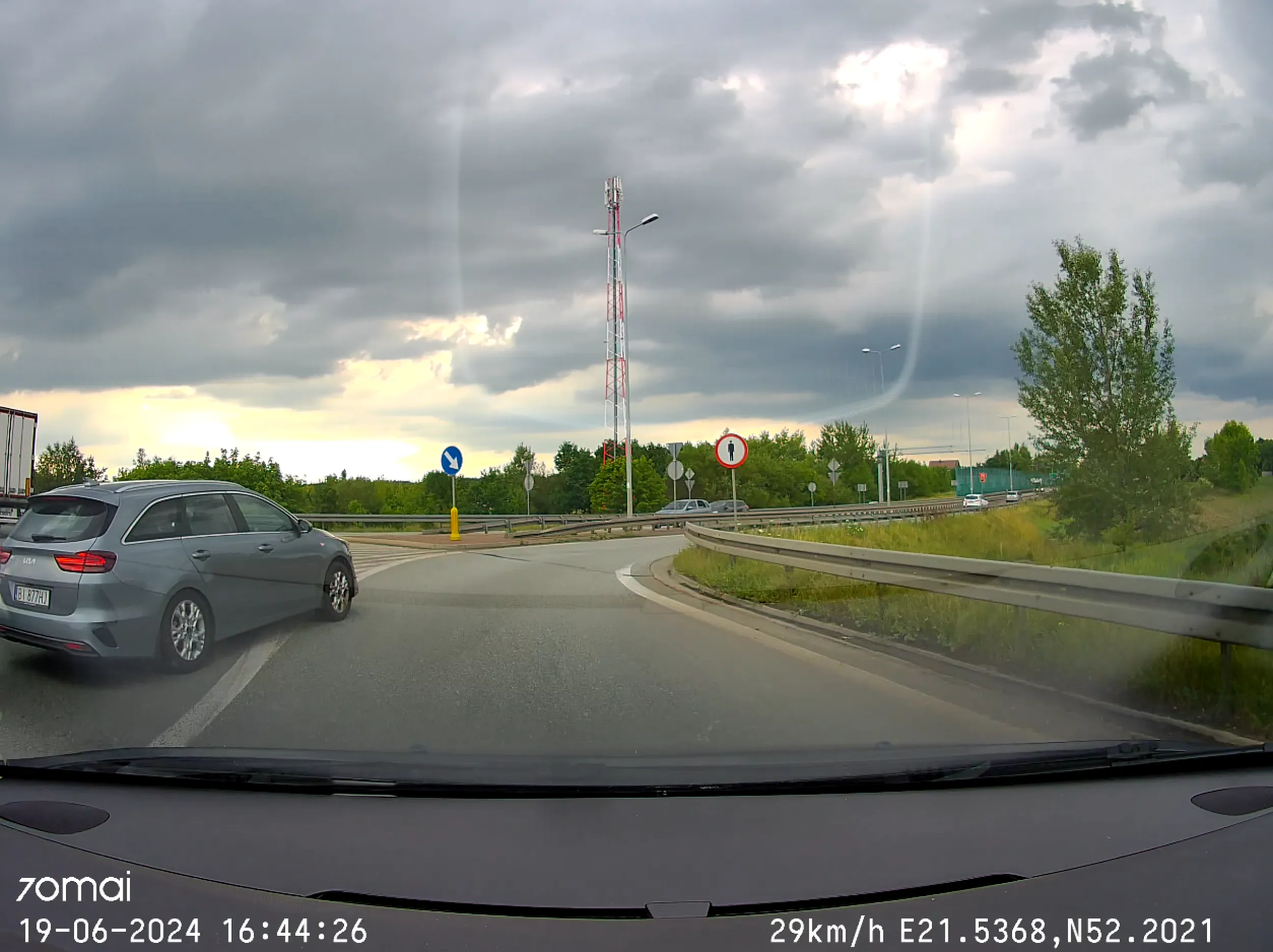 Jedyne co potrafi to skręcić w prawo z lewego pasa Pozdrawiam