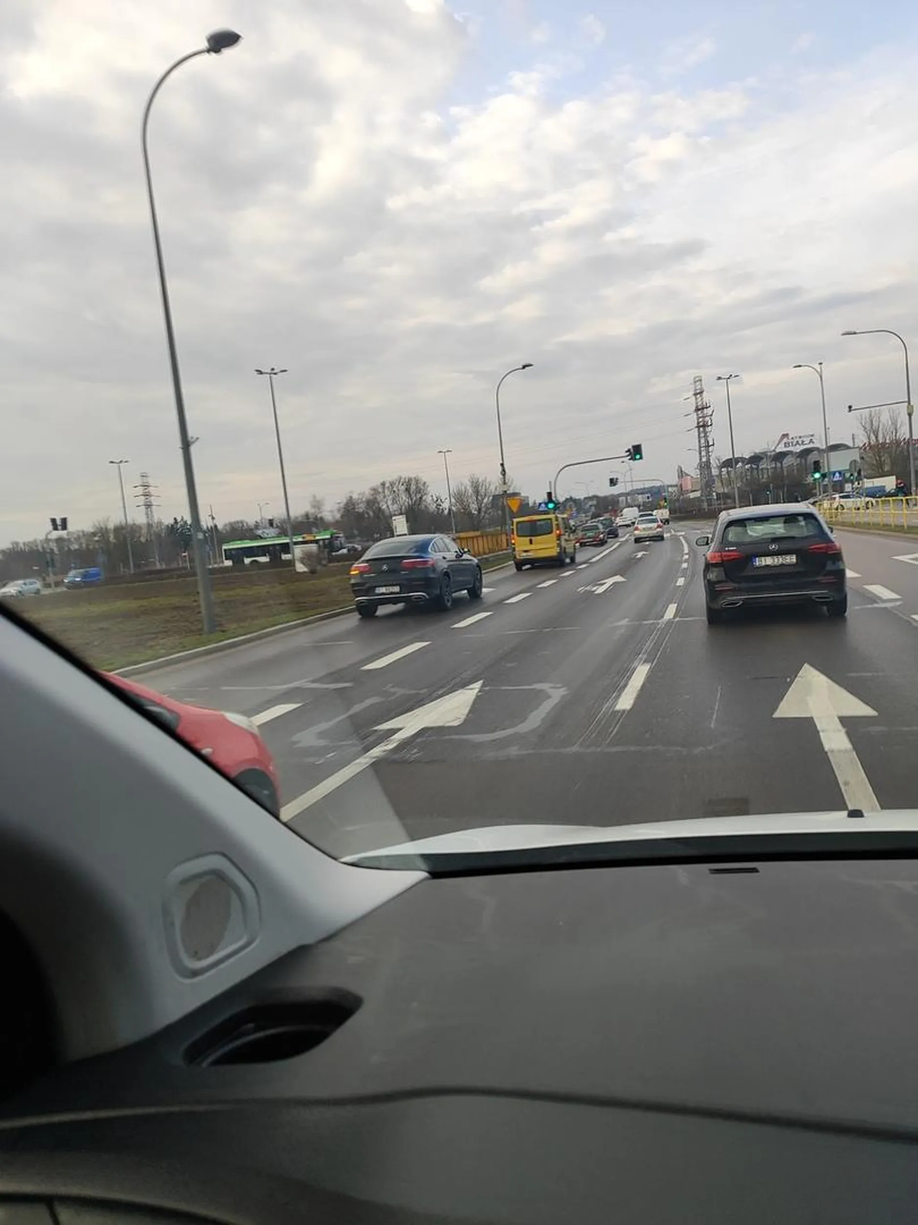 Mercedes święta krowa w suvie wyjeżdża na dwa pasy blokując je żeby się wepchać na Hama do ruchu