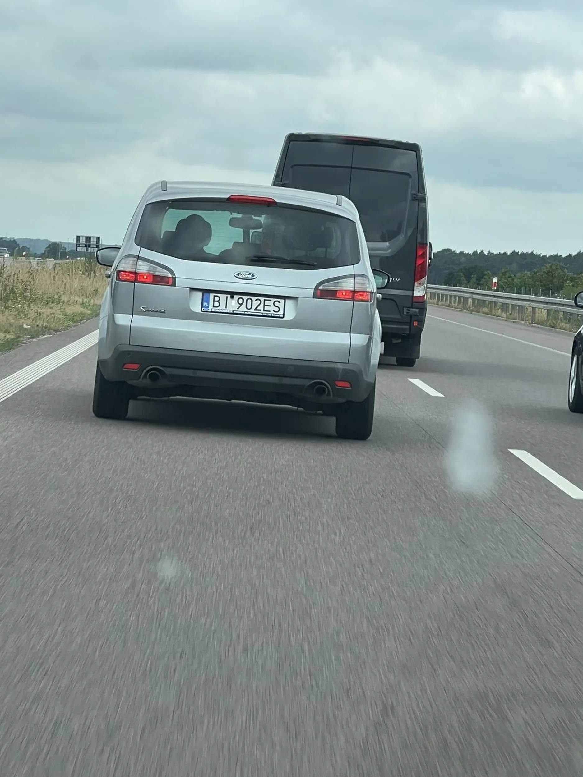 Urażona duma po tym jak został wyprzedzony na drodze ekspresowej. Pamiętaj, że jazda na zderzaku może się źle skończyć. Całe szczęście życie Cie wyjaśniło, ponieważ kilka minut później coś odpadło od Twojego gruza i musiałeś zjechać na pobocze ❤️