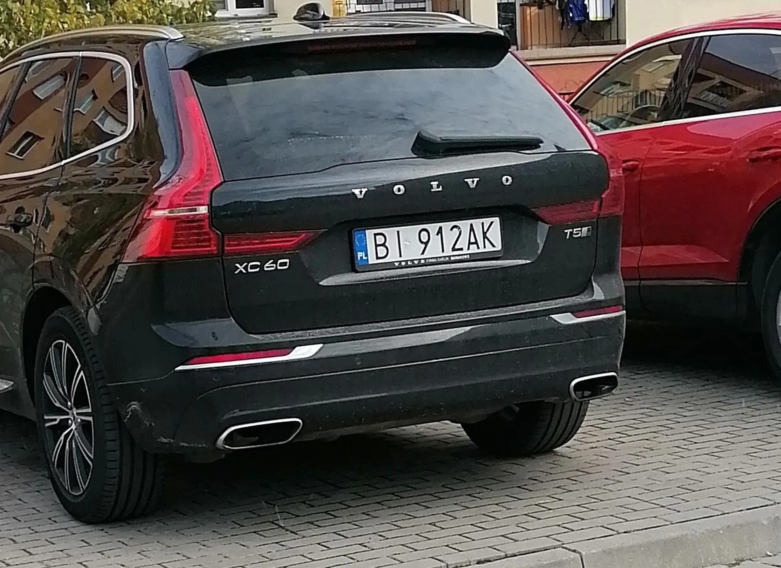 Jedzie po parkingu 50km/h, prawie rozjechał dzieci