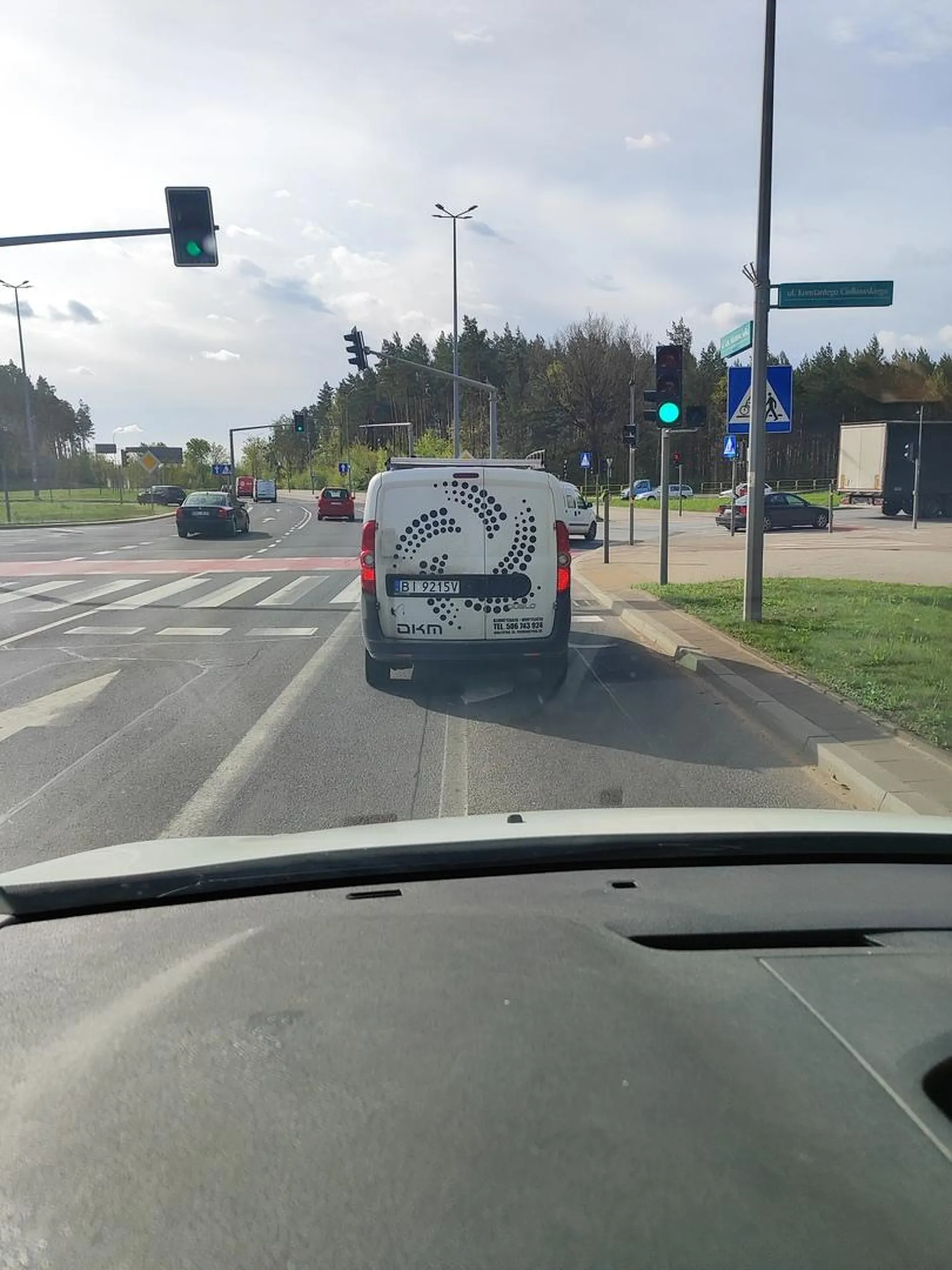 Choroba która uniemożliwia używanie kierunkowskazów, Na skrzyżowaniu, przy zmianie pasa, przy wyprzedzaniu