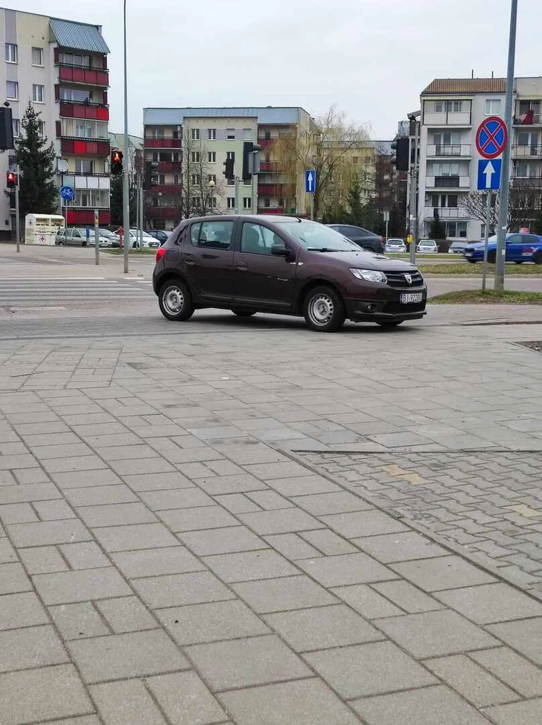 Dziadyga parkuje na drodze dla rowerów, wjeżdżając przez przejście dla pieszych. No gratulacje! Mam nadzieję, że załapałeś się jeszcze na kupno świeżych bułek.