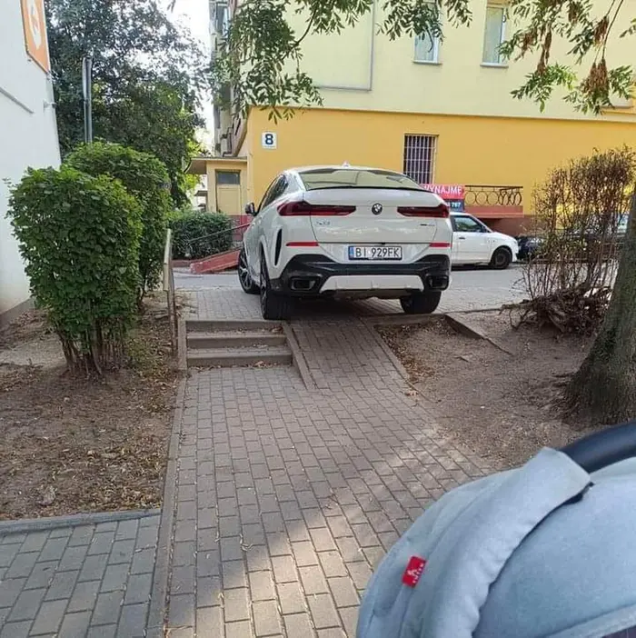 Naucz się parkować i podlacz się do mózgu, żeby wózkiem z dzieckiem, a co gorsza ktoś sam na wózku nie mógł podjechać, bo jaśnie Król/królowa w BMW nie potrafi parkować.