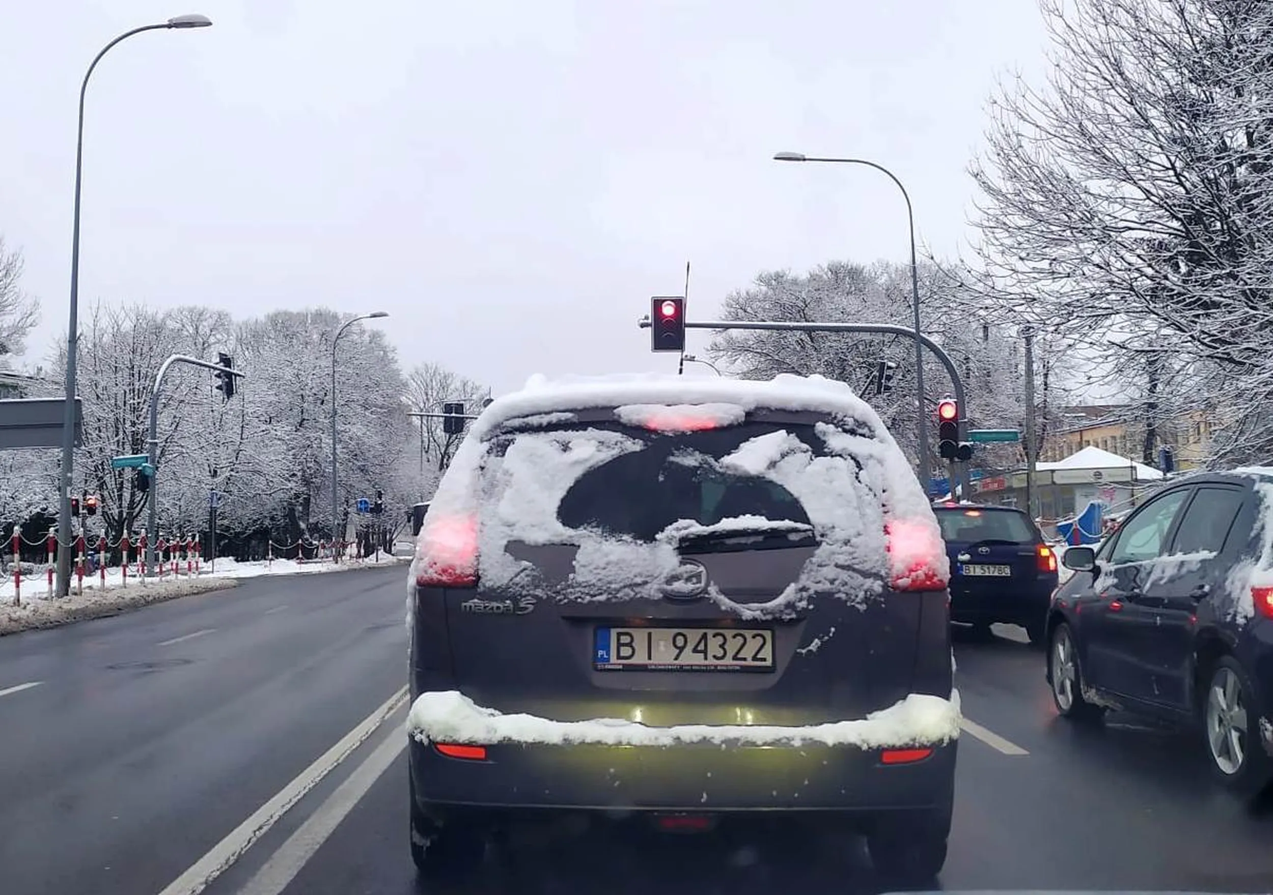 Cudownie odśnieżony pojazd.