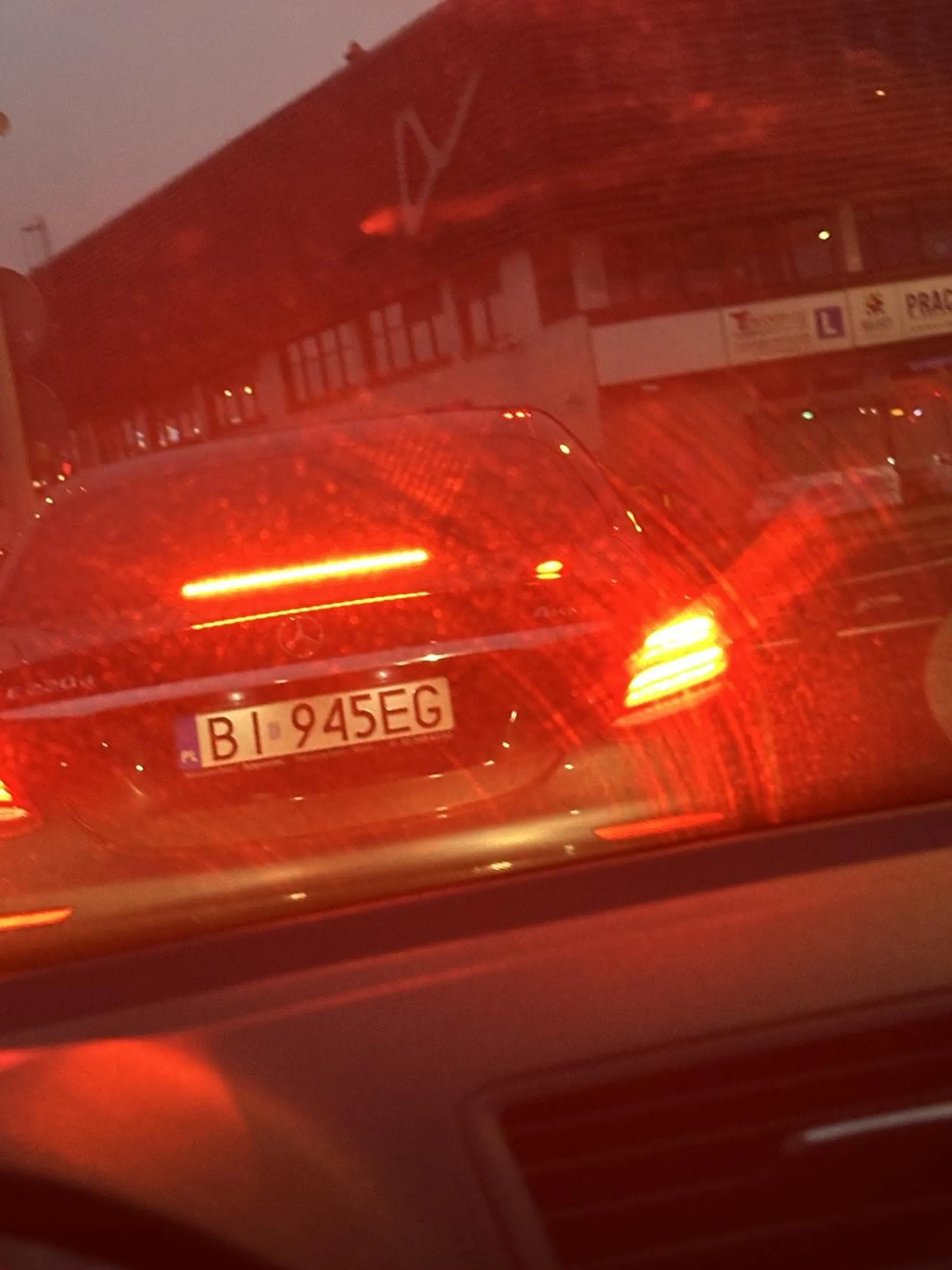 W mieście 100km/h byle być pierwszym na światłach. Szkoda że policja tam nie stała na końcu, może byś nauczył się jeździć. A jak już zmieniasz pas to patrz gdzie jest samochód za tobą, bo ledwo wyprzedziłeś i w prawy bok byś zajebał gdybym na zwolnił